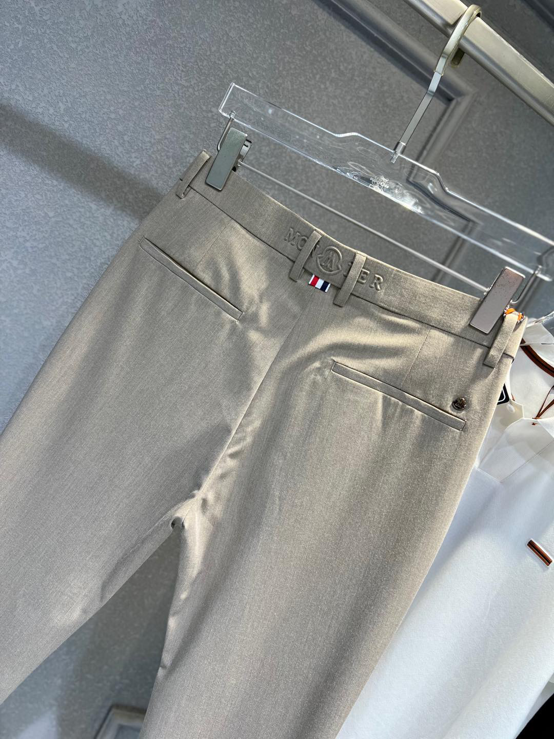 【 蒙口 】简约时尚 春夏休闲裤👖身穿着非常舒适 低调不失奢华 穿出去非常有档次,裤型款式和裁剪亦无需多