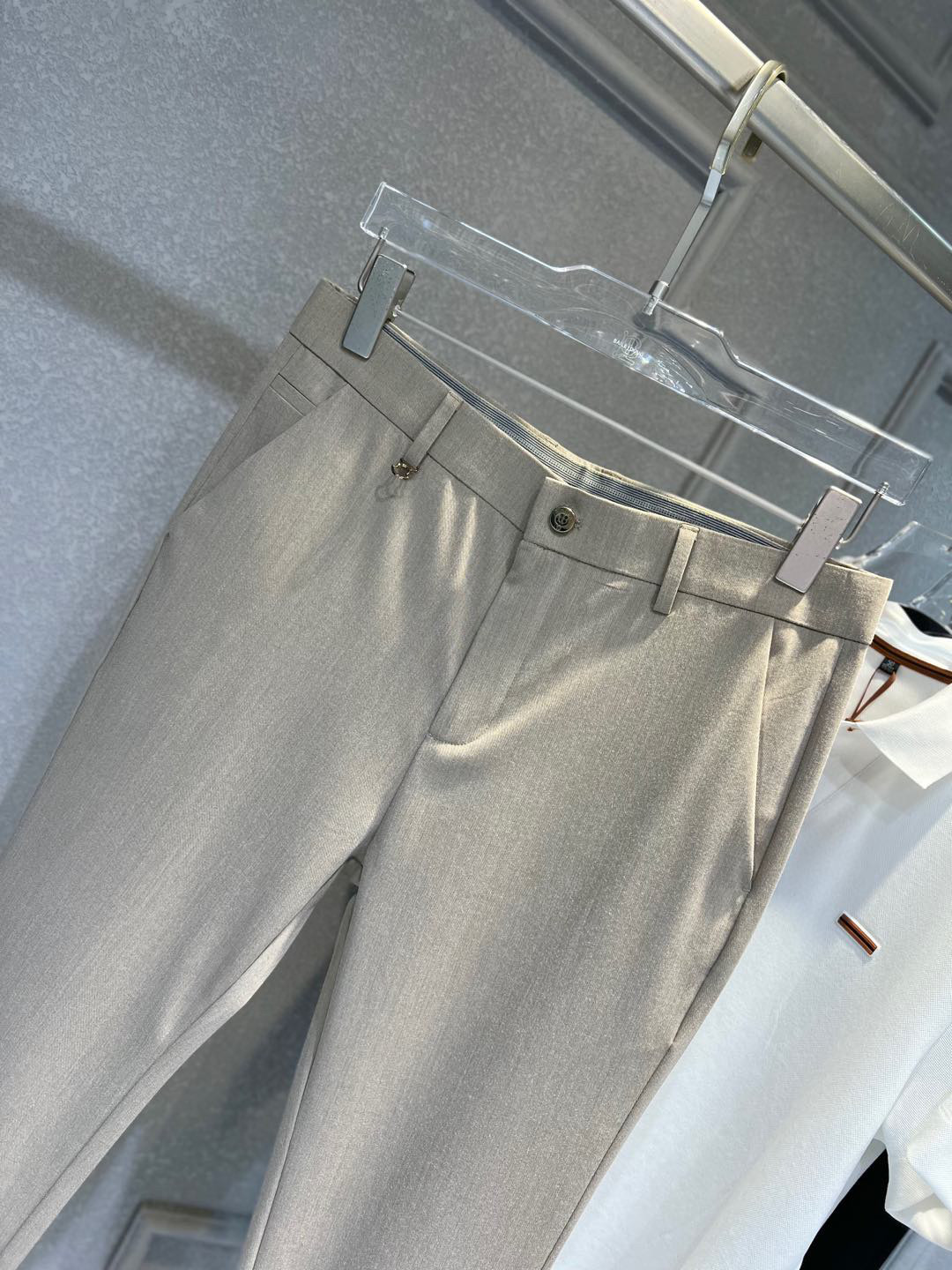 【 蒙口 】简约时尚 春夏休闲裤👖身穿着非常舒适 低调不失奢华 穿出去非常有档次,裤型款式和裁剪亦无需多