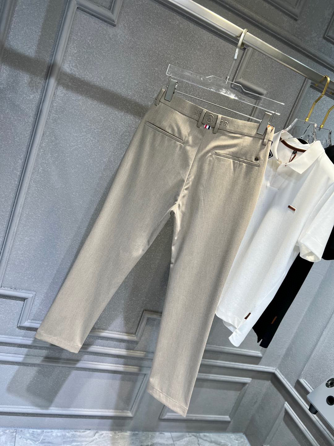 【 蒙口 】简约时尚 春夏休闲裤👖身穿着非常舒适 低调不失奢华 穿出去非常有档次,裤型款式和裁剪亦无需多