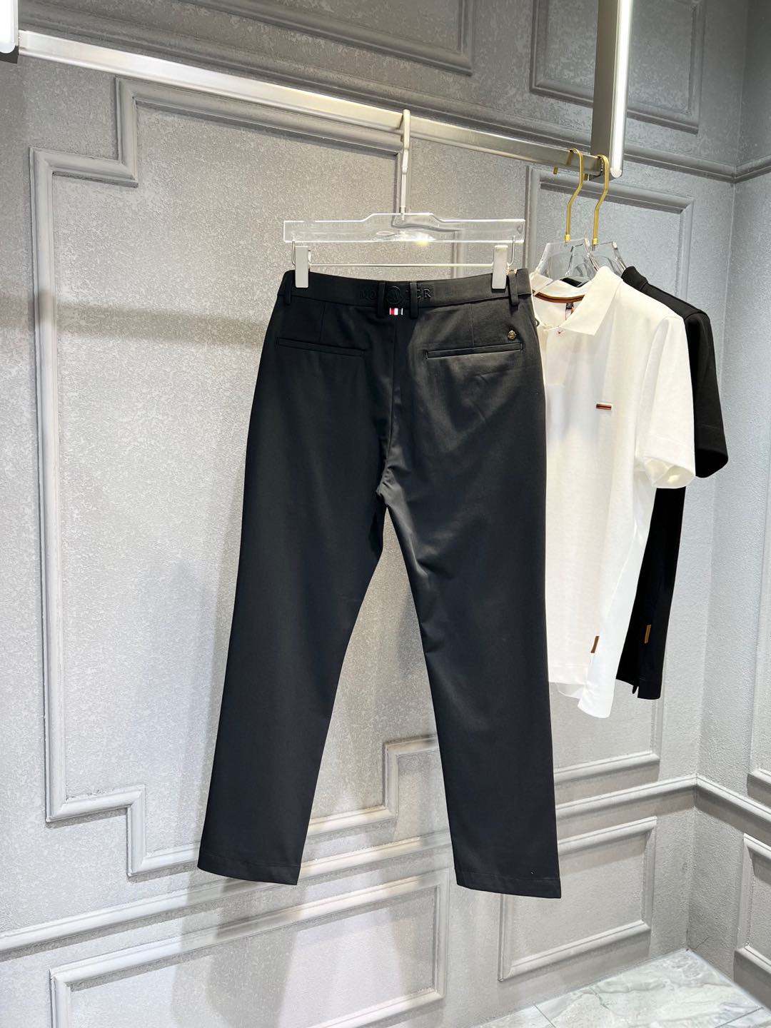 【 蒙口 】简约时尚 春夏休闲裤👖身穿着非常舒适 低调不失奢华 穿出去非常有档次,裤型款式和裁剪亦无需多