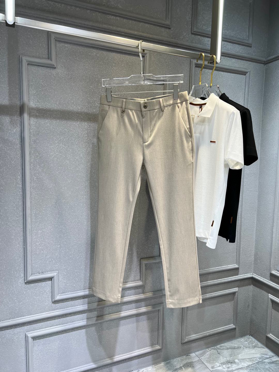 【 蒙口 】简约时尚 春夏休闲裤👖身穿着非常舒适 低调不失奢华 穿出去非常有档次,裤型款式和裁剪亦无需多