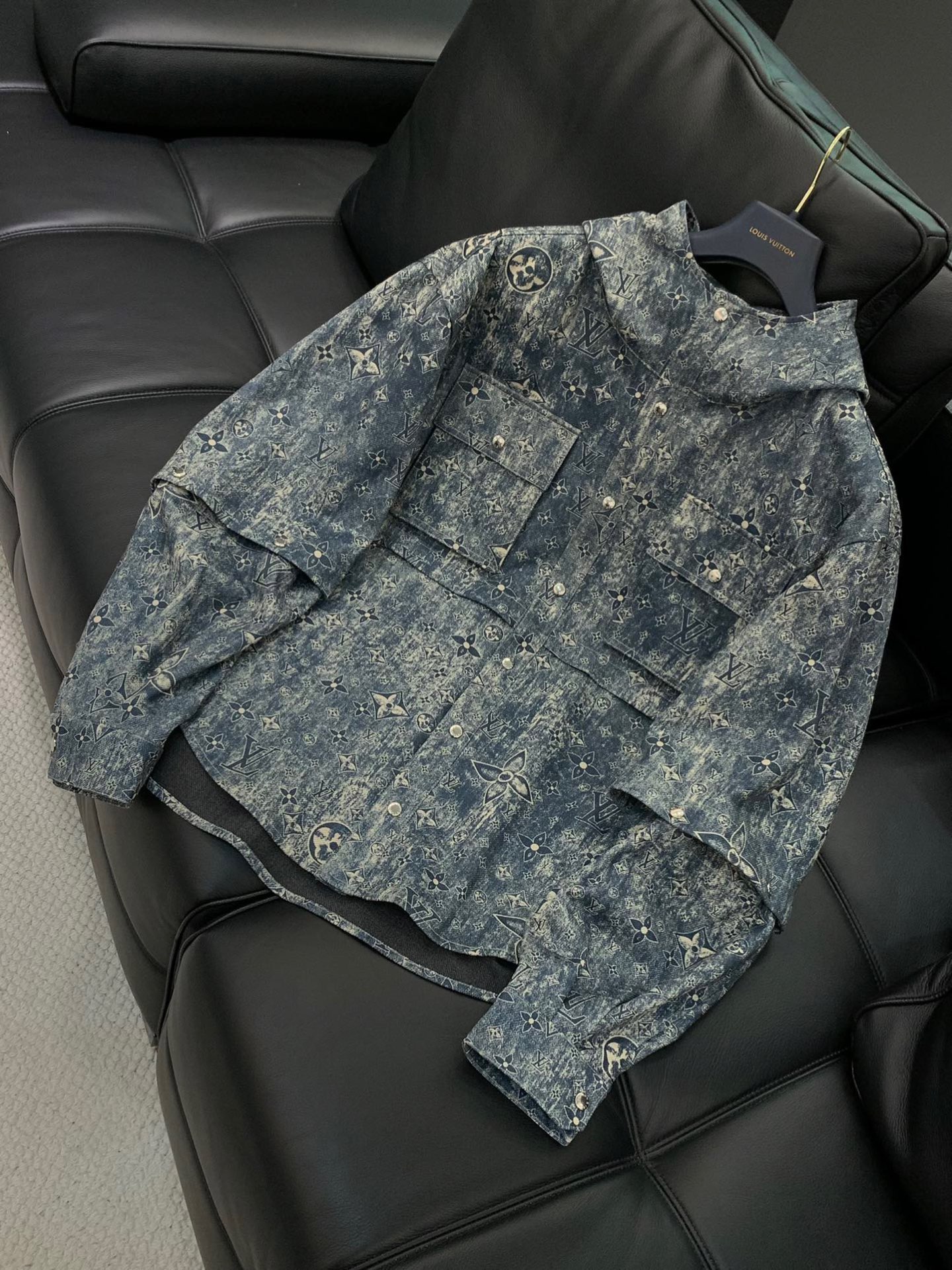 【 LV 】春季简约。夹克 风衣🌹贵族高级别要求订单 高标准定制　上身非常有型 🍃经典百搭 客供五金 每