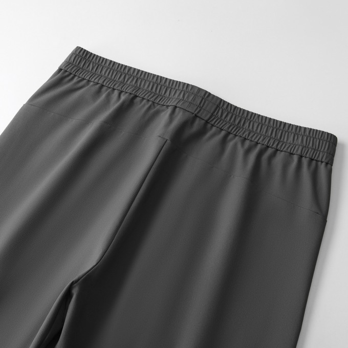 【 阿玛尼 】简约时尚 春夏休闲裤👖身穿着非常舒适 低调不失奢华 穿出去非常有档次,裤型款式和裁剪亦无需