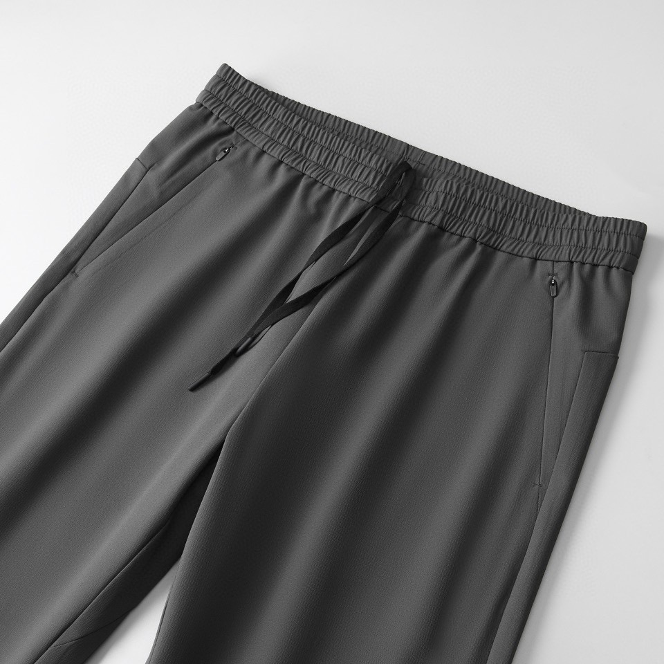 【 阿玛尼 】简约时尚 春夏休闲裤👖身穿着非常舒适 低调不失奢华 穿出去非常有档次,裤型款式和裁剪亦无需