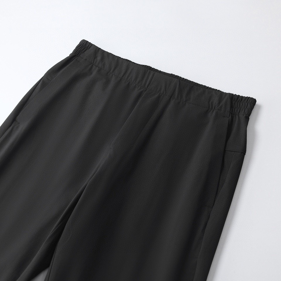 【 阿玛尼 】简约时尚 春夏休闲裤👖身穿着非常舒适 低调不失奢华 穿出去非常有档次,裤型款式和裁剪亦无需
