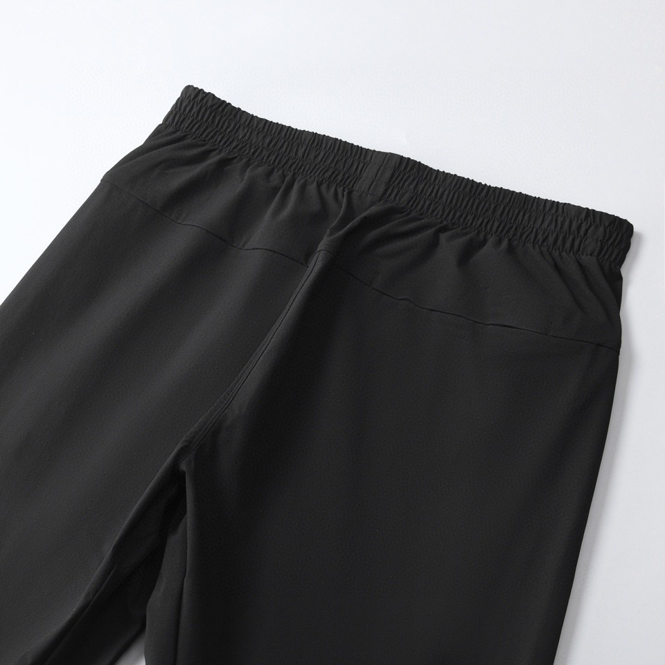 【 阿玛尼 】简约时尚 春夏休闲裤👖身穿着非常舒适 低调不失奢华 穿出去非常有档次,裤型款式和裁剪亦无需