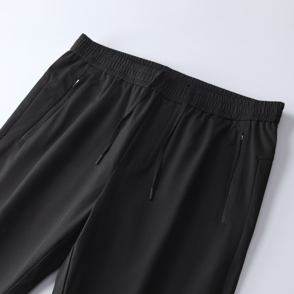 【 阿玛尼 】简约时尚 春夏休闲裤👖身穿着非常舒适 低调不失奢华 穿出去非常有档次,裤型款式和裁剪亦无需