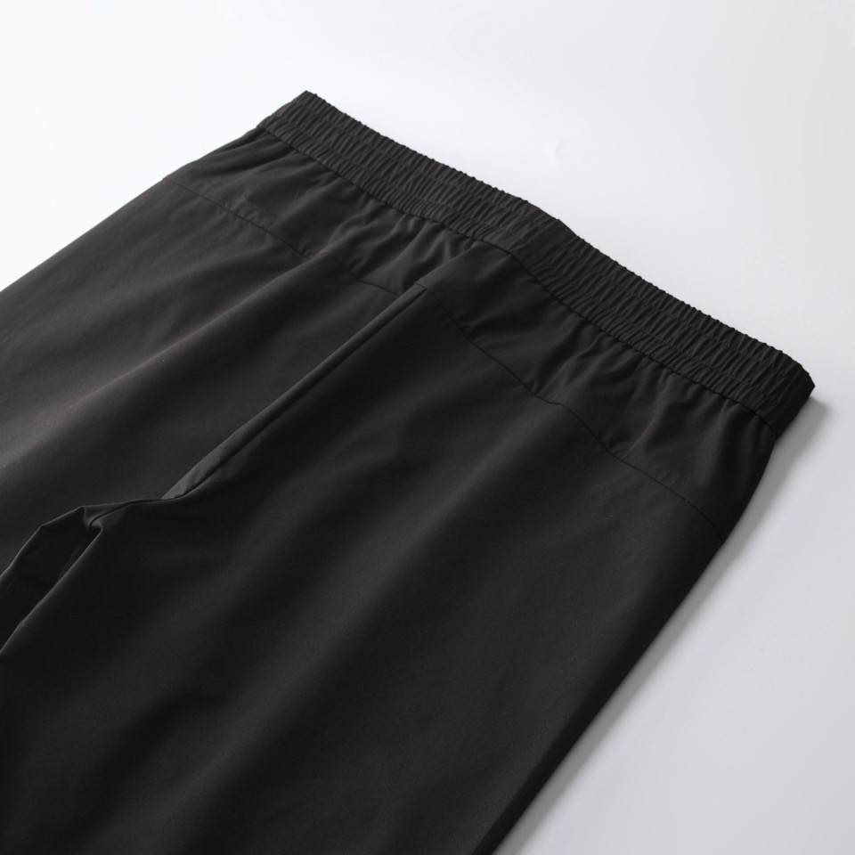 【 阿玛尼 】简约时尚 春夏休闲裤👖身穿着非常舒适 低调不失奢华 穿出去非常有档次,裤型款式和裁剪亦无需