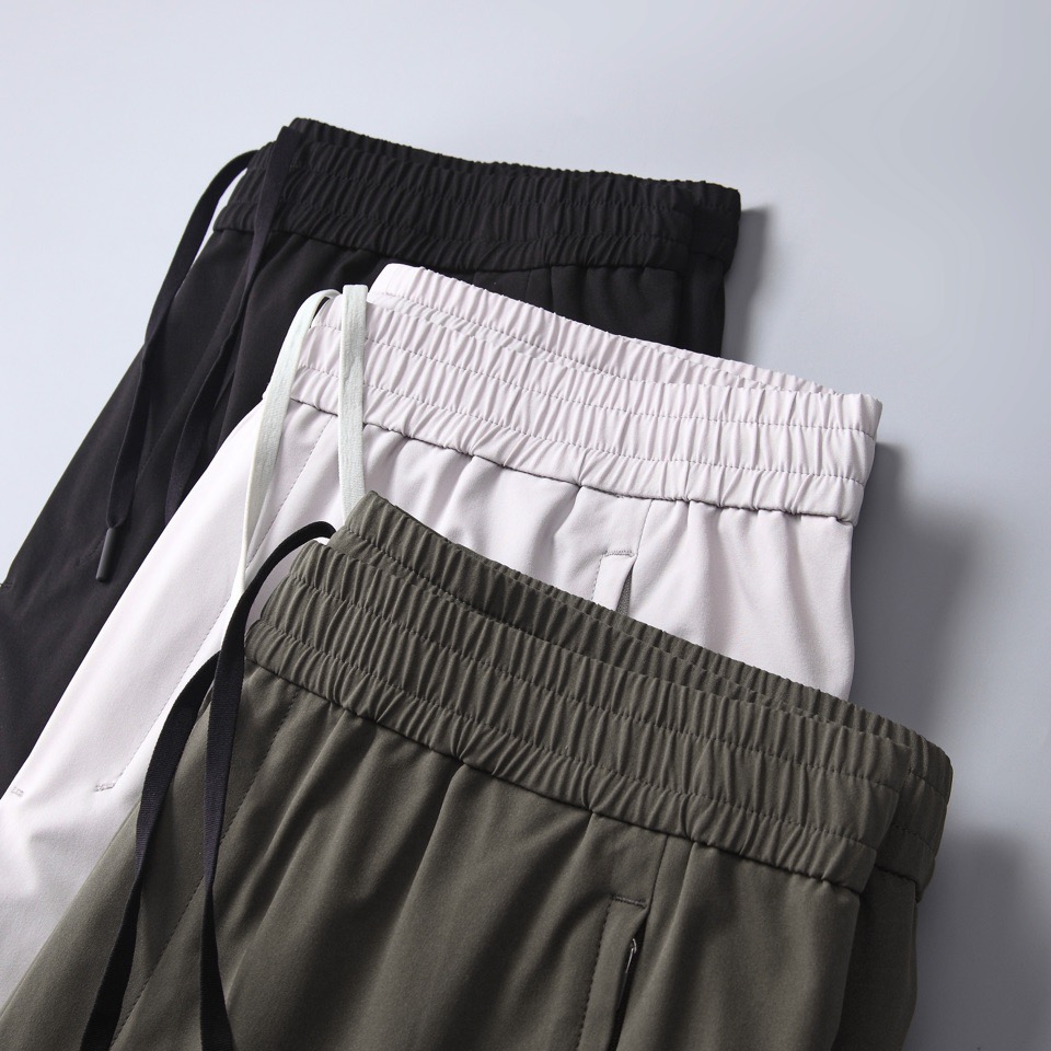 【 阿玛尼 】简约时尚 春夏休闲裤👖身穿着非常舒适 低调不失奢华 穿出去非常有档次,裤型款式和裁剪亦无需