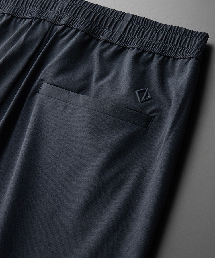 【 迪奥 】简约时尚 春夏休闲裤👖身穿着非常舒适 低调不失奢华 穿出去非常有档次,裤型款式和裁剪亦无需多