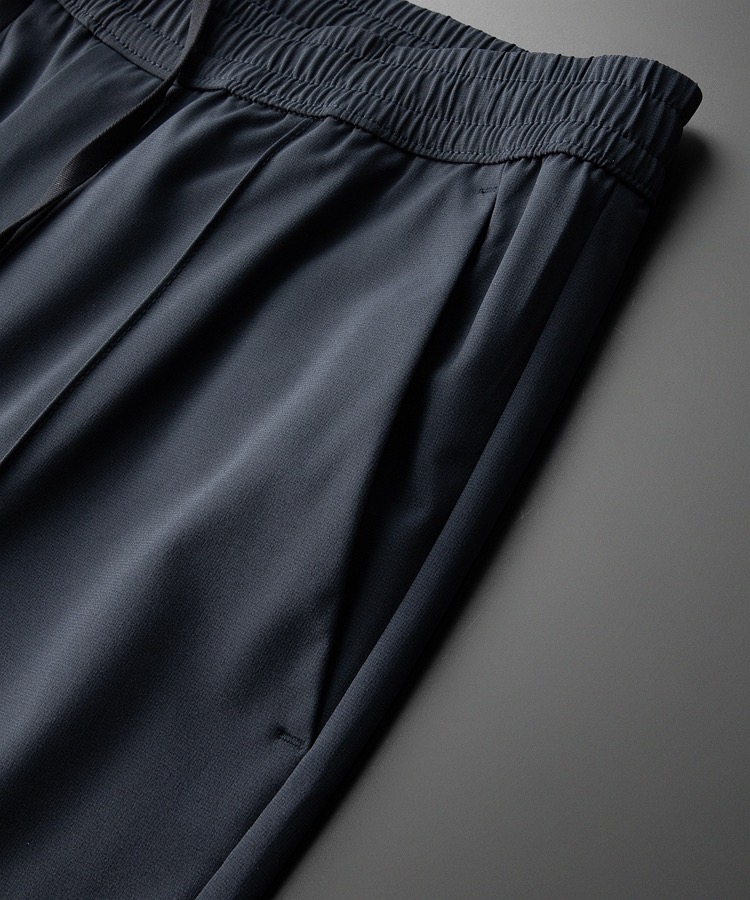 【 迪奥 】简约时尚 春夏休闲裤👖身穿着非常舒适 低调不失奢华 穿出去非常有档次,裤型款式和裁剪亦无需多