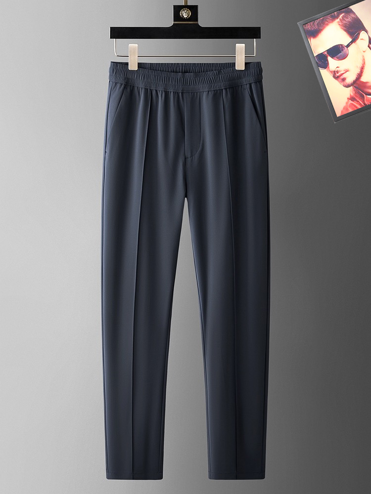 【 迪奥 】简约时尚 春夏休闲裤👖身穿着非常舒适 低调不失奢华 穿出去非常有档次,裤型款式和裁剪亦无需多