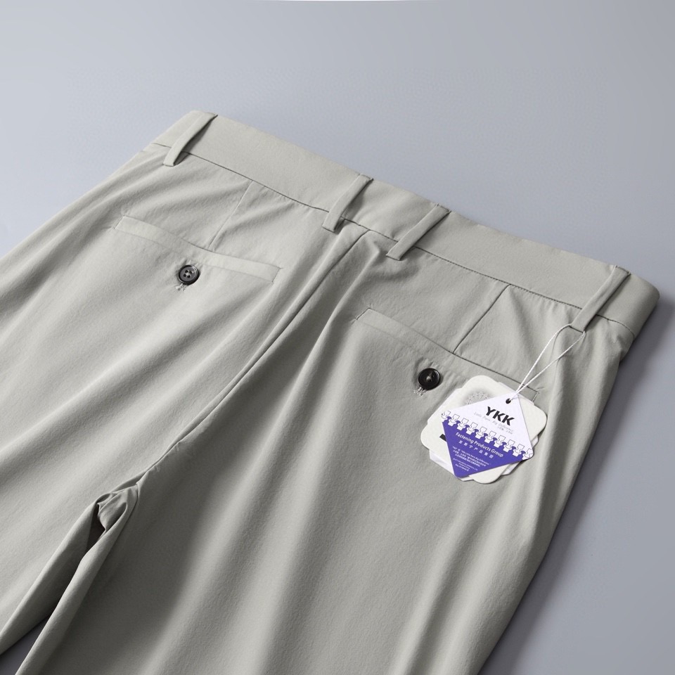 【 LV 】简约时尚 春夏休闲裤👖身穿着非常舒适 低调不失奢华 穿出去非常有档次,裤型款式和裁剪亦无需多