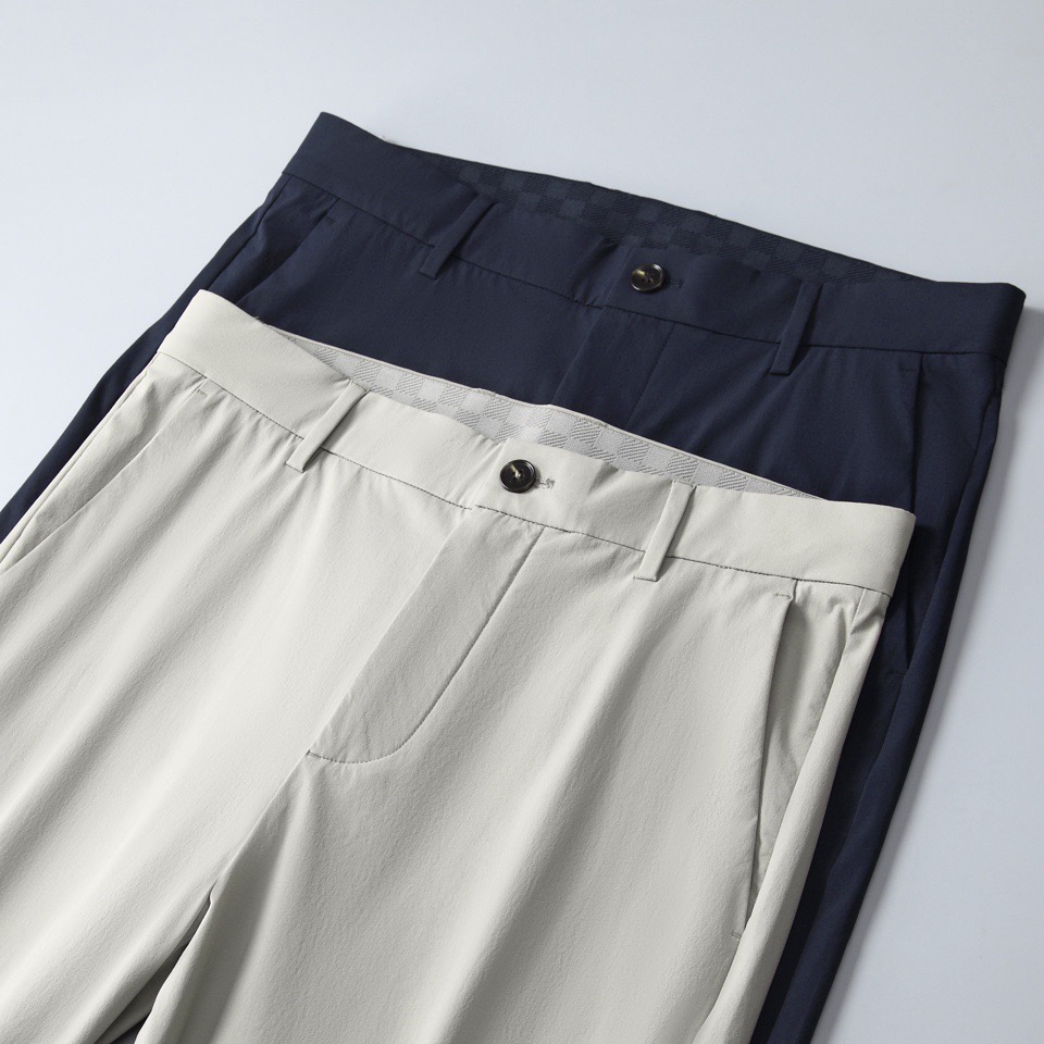 【 LV 】简约时尚 春夏休闲裤👖身穿着非常舒适 低调不失奢华 穿出去非常有档次,裤型款式和裁剪亦无需多