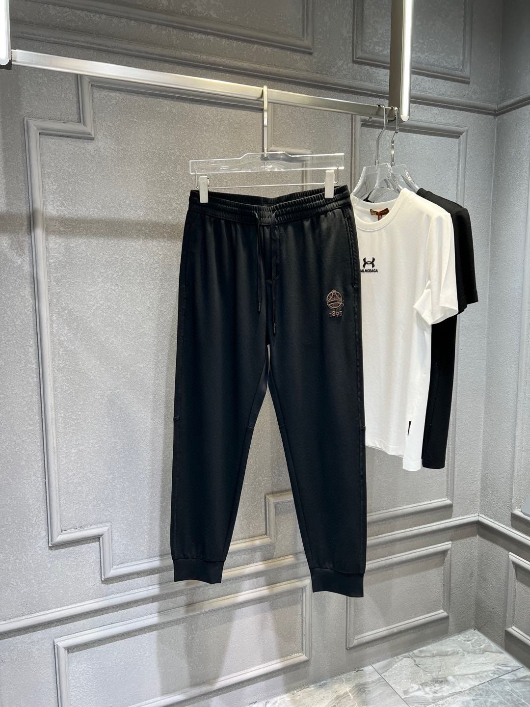 NO:119084,【Bruti】Simple and fashionable. The spring and summer casual pants are very comfortable to wear, low-key and luxurious. They are very classy when worn. There is no need to say much about the style and cutting of the pants. The upper body is exquisite and vivid. The truly first-class quality is the true palace-level casual pants, which are made of Turkish cotton, produce the most famous tannin cloth. The quality is excellent, and the pants are soft after heavy washing!  Straight-footed style, not picky, the upper body is absolutely stylish, the waist is inlaid with silver jewelry, extremely luxurious.M-4XL., alexander wang19860909【 布鲁提】简约时尚 春夏休闲裤身穿着非常舒适 低调不失奢华 穿出去非常有档次,裤型款式和裁剪亦无需多言 上身精致跃然.真正一等一顶级质料 真正殿堂级的休闲裤,选用土耳其的棉花 生产出最有名的单宁布 品质卓然,经过重水洗使得裤子很柔软！直脚的版型 不挑人 上身绝对的有型 裤腰镶嵌银饰达人设计 极度奢华.M-4XL.,,alexander wang,Men's clothing