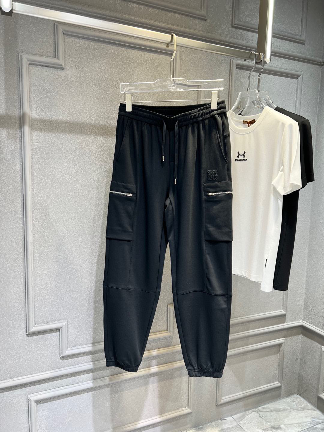 NO:119087,[Luo Yiwei] Simple and fashionable. The spring and summer casual pants are very comfortable to wear, low-key and luxurious. They are very classy when worn. There is no need to say much about the style and cutting of the pants. The upper body is exquisite and vivid. The truly first-class quality is the true palace-level casual pants, which are made of Turkish cotton, produce the most famous tannin cloth. The quality is excellent, and the pants are soft after heavy washing!  Straight-footed style, not picky, the upper body is absolutely stylish, the waist is inlaid with silver jewelry, extremely luxurious. M-4XL., loewe, alexander wang19860909【 罗意威】简约时尚 春夏休闲裤身穿着非常舒适 低调不失奢华 穿出去非常有档次,裤型款式和裁剪亦无需多言 上身精致跃然.真正一等一顶级质料 真正殿堂级的休闲裤,选用土耳其的棉花 生产出最有名的单宁布 品质卓然,经过重水洗使得裤子很柔软！直脚的版型 不挑人 上身绝对的有型 裤腰镶嵌银饰达人设计 极度奢华.M-4XL.,,loewe,alexander wang,Men's clothing