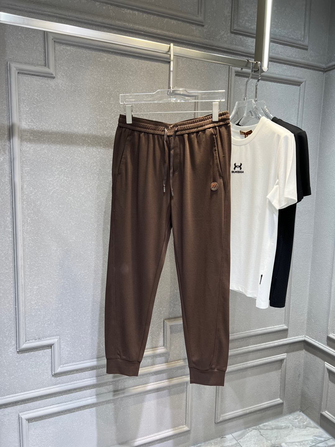 NO:119090,[Jenia] Simple and fashionable. The spring and summer casual pants are very comfortable to wear, low-key and luxurious. They are very classy when worn. There is no need to say much about the style and cutting of the pants. The upper body is exquisite and vivid. The truly first-class quality is the true palace-level casual pants, which are made of Turkish cotton, produce the most famous tannin cloth. The quality is excellent, and the pants are soft after heavy washing!  Straight-footed style, not picky, the upper body is absolutely stylish, the waist is inlaid with silver jewelry, extremely luxurious.M-4XL., zegna,alexander wang19860909【 杰尼亚】简约时尚 春夏休闲裤身穿着非常舒适 低调不失奢华 穿出去非常有档次,裤型款式和裁剪亦无需多言 上身精致跃然.真正一等一顶级质料 真正殿堂级的休闲裤,选用土耳其的棉花 生产出最有名的单宁布 品质卓然,经过重水洗使得裤子很柔软！直脚的版型 不挑人 上身绝对的有型 裤腰镶嵌银饰达人设计 极度奢华.M-4XL.,,zegna,alexander wang,Men's clothing