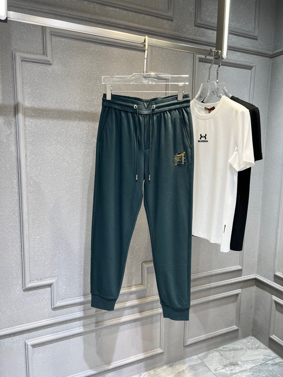 NO:119095,【Fendi】Simple and fashionable. The spring and summer casual pants are very comfortable to wear, low-key and luxurious. They are very classy when worn. There is no need to say much about the style and cutting of the pants. The upper body is exquisite and vivid. The truly first-class quality is the true palace-level casual pants, which are made of Turkish cotton, produce the most famous tannin cloth. The quality is excellent, and the pants are soft after heavy washing!  Straight-footed style, not picky, the upper body is absolutely stylish, the waist is inlaid with silver jewelry, extremely luxurious. M-4XL., fendi, alexander wang19860909【 芬迪】简约时尚 春夏休闲裤身穿着非常舒适 低调不失奢华 穿出去非常有档次,裤型款式和裁剪亦无需多言 上身精致跃然.真正一等一顶级质料 真正殿堂级的休闲裤,选用土耳其的棉花 生产出最有名的单宁布 品质卓然,经过重水洗使得裤子很柔软！直脚的版型 不挑人 上身绝对的有型 裤腰镶嵌银饰达人设计 极度奢华.M-4XL.,,fendi,alexander wang,Men's clothing