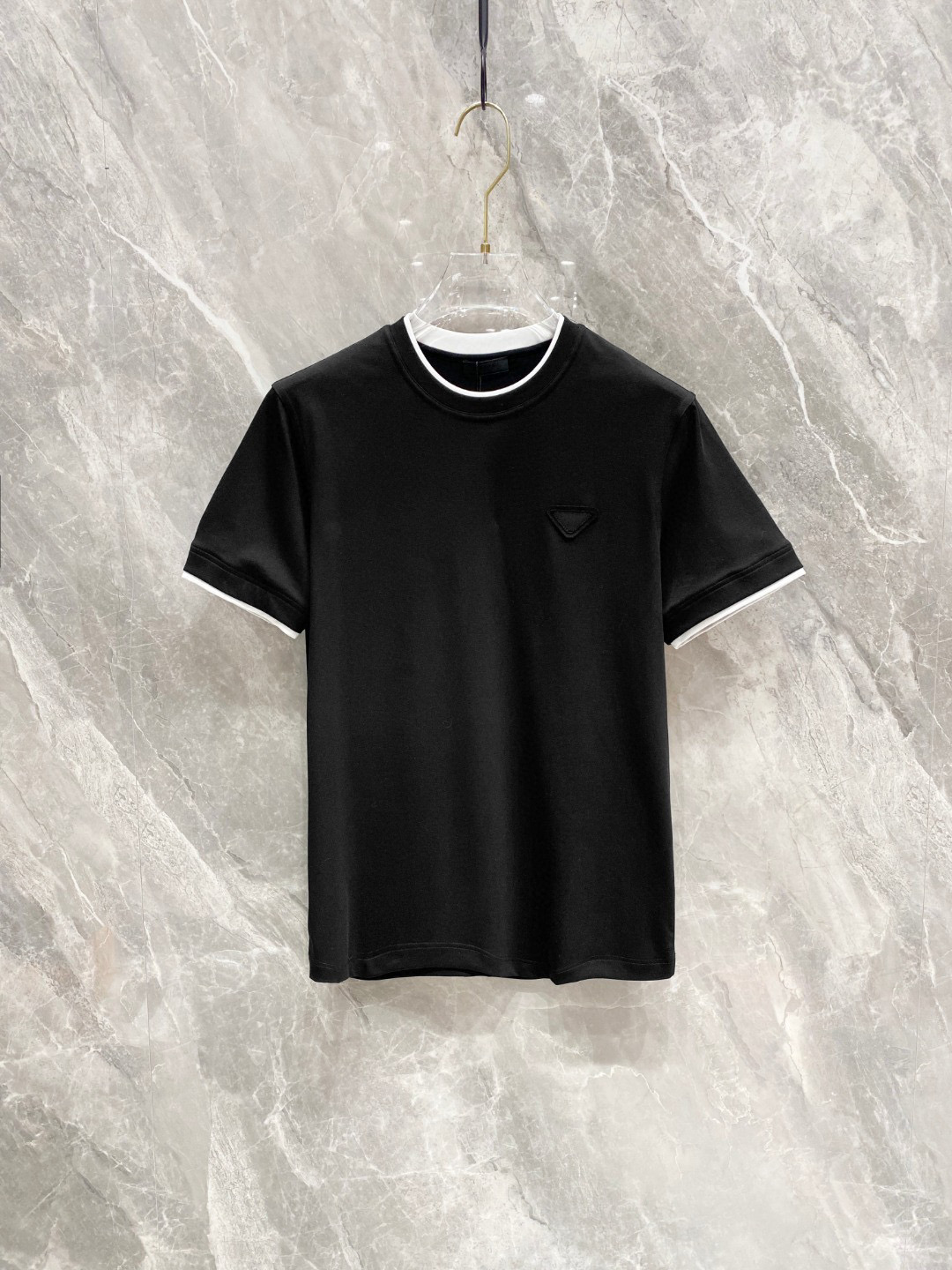 NO:119088,.Prada 2025 spring and summer new style first-time counter latest short-sleeved round-neck T-shirt, high-end customization, avant-garde and fashionable design!  Brand logo heavy craft design, high-end customized mercerated cloud cotton fabric, soft feel, comfortable to wear, exquisite counter-level car line, fine workmanship, invincible and handsome upper body effect!  A must-have item for handsome men!  Color black white green orange code M-3XL AAA4,,prada,T-shirt,tees,t-shirt,alexander wang19860909.普拉达 2025春夏新款首发专柜最新款短袖圆领T恤 高端订制 设计前卫时尚！品牌logo重工艺设计 高端定制丝光云朵棉面料.手感柔软.穿着舒适.专柜级别精致车线.做工精细.上身效果无敌帅气！型男必备单品！ 颜色黑色 白色 绿色 橘色 码数M-3XL AAA4,,prada,T-shirt,tees，t-shirt,alexander wang,Men's clothing