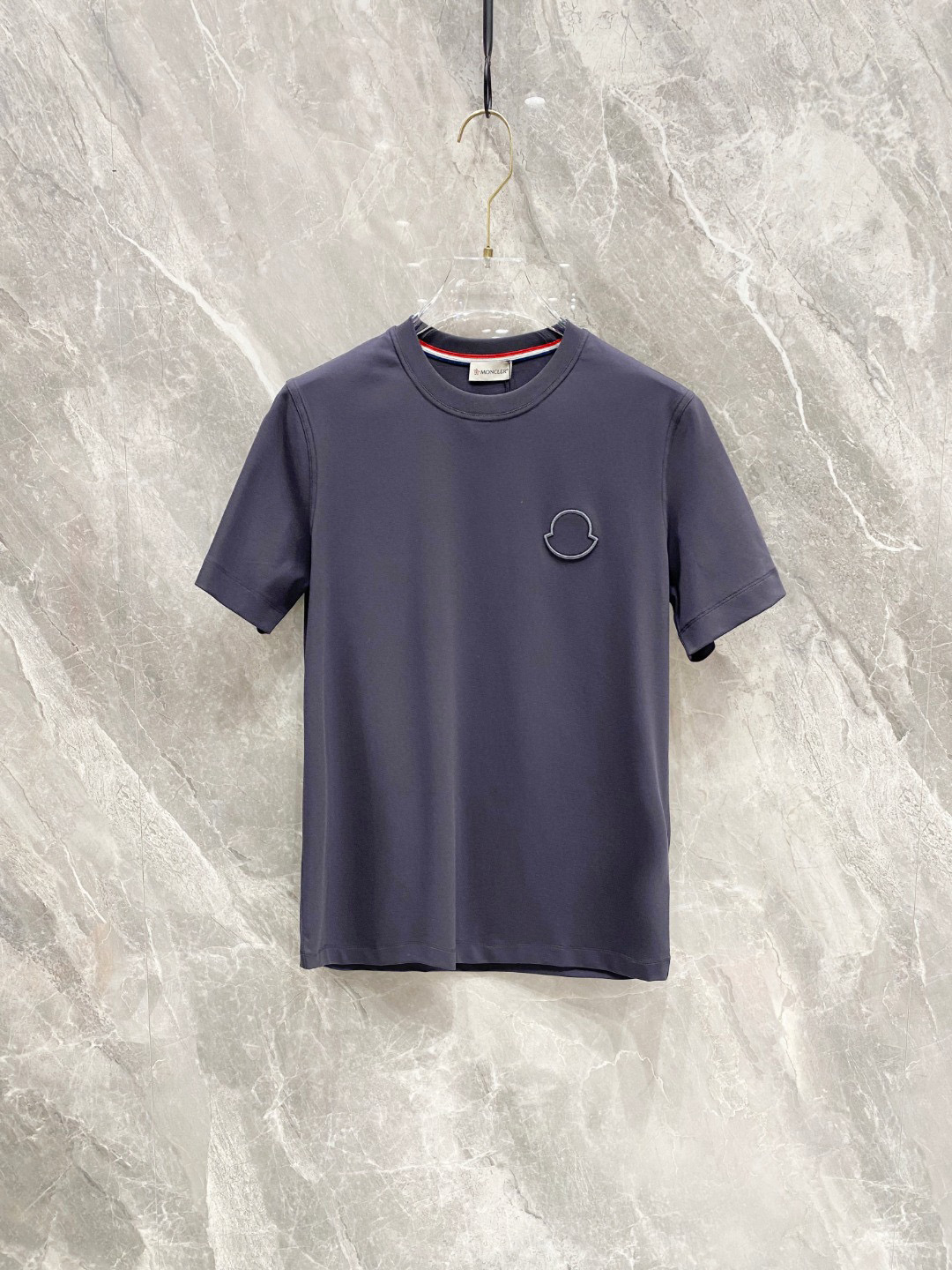 NO:119091,.录口开口 2025 spring and summer new first-time counter latest short-sleeved round-neck T-shirt, high-end customization, avant-garde and fashionable design!  Brand logo heavy craft design, high-end customized mercerated cloud cotton fabric, soft feel, comfortable to wear, exquisite counter-level car line, fine workmanship, invincible and handsome upper body effect!  A must-have item for handsome men!  Color black white gray orange code M-3XL AAA4, Moncler, T-shirt,tees, t-shirt,alexander wang19860909.蒙口 2025春夏新款首发专柜最新款短袖圆领T恤 高端订制 设计前卫时尚！品牌logo重工艺设计 高端定制丝光云朵棉面料.手感柔软.穿着舒适.专柜级别精致车线.做工精细.上身效果无敌帅气！型男必备单品！ 颜色黑色 白色 灰色 橘色 码数M-3XL AAA4,,Moncler,T-shirt,tees，t-shirt,alexander wang,Men's clothing