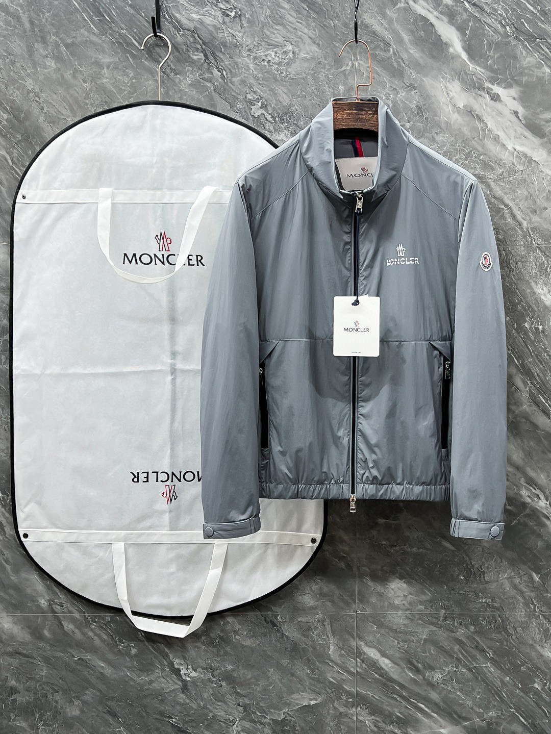 NO:119070,.录发 25 spring and summer men's high-end woven/wind coat series jackets high-end boutique series, same style for men and women, trading company channel orders, official website counter series for sale, exclusive first launch of the most popular series of men and women in the main line, classic urban casual style, versatile and simple style, couple jackets!  It can be said to be a must-have for spring and summer. A brand new design style, subversive design, iconic brand pattern logo, new dustproof fabric, light waterproof, casual T-shirt, super fashionable upper body, especially easy to match, spring and summer concave style is naturally indispensable for such high-end configuration. Moreover, its dressing magic is very powerful, basically all types are easy to control, casual style configuration, without discomfort, the new style and tone are more outstanding, and the charm of the outfit is naturally more advanced, more outstanding, more outstanding, but it does not lose temperature. Whether it is for external wear or internal wear, I believe this model is the perfect choice!  !  !  Color black gray Number of codes M L XL 2XL 3XL Size data M: bust 112cm-shoulder width 45cm-coat length 67cm-sleeve length 62cm L: bust 116cm-shoulder width 46cm-coat length 69cm-sleeve length 63cm XL: bust 120cm-shoulder width 47cm-coat length 71cm-sleeve length 64cm 2XL: bust 124cm-shoulder width 48cm-coat length 73cm-sleeve length 65cm 3XL: bust 128cm-shoulder width 49cm-coat length 75cm-sleeve length 66cm, Moncler, jackets & coats,tees, t-shirt, alexander wang19860909.蒙口 25春夏 男装高端梭织/风衣 系列外套 高端精品系列,男女同款,贸易公司渠道订单,官网专柜在售系列,业内独家首发经典主线里最抢手最火爆的系列男女同款,经典都市休闲风尚,百搭简约范,情侣款外套！可以说是春夏季必备款了 全新设计风格,颠覆认知的设计,标志性品牌图案标识,全新防尘面料,轻度防水,随便搭件T恤,上身超时髦,特别的便于搭配,春夏季凹造型自然是少不了这样的高档配置 并且它的穿搭魔力十分之强大,基本上各种类型都是轻而易举的驾驭,休闲的版型配置,不会不适感,全新风格以及调性更加的出色更加的出众,穿搭的魅力自然也更加的高级,更加的出彩更加的显帅,但是又不失温度,无论是外穿还是内搭,我相信此款都是完美之选！！！ 颜色黑色 灰色 码数M L XL 2XL 3XL 尺码数据 M码:胸围112cm-肩宽45cm-衣长67cm-袖长62cm L码:胸围116cm-肩宽46cm-衣长69cm-袖长63cm XL码:胸围120cm-肩宽47cm-衣长71cm-袖长64cm 2XL码:胸围124cm-肩宽48cm-衣长73cm-袖长65cm 3XL码:胸围128cm-肩宽49cm-衣长75cm-袖长66cm,,Moncler,jackets & coats,tees，t-shirt,alexander wang,Men's clothing