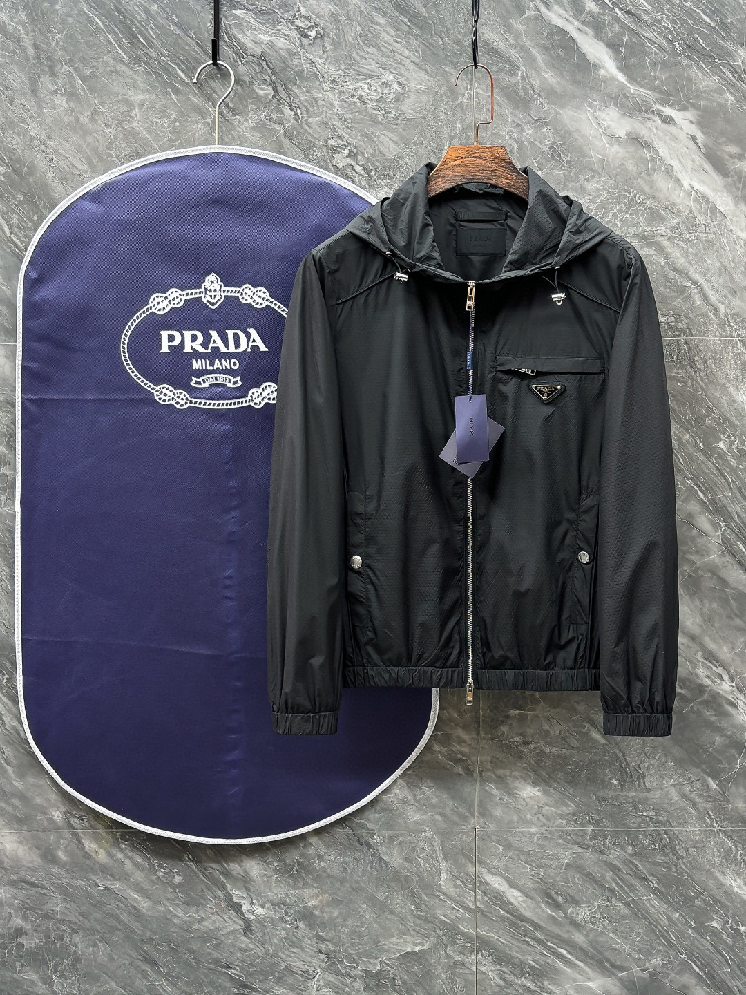 NO:119073,.Prada 25 Spring and Summer Men's High-end Weaving/Trench Coat Series Jackets High-end Boutique Series, Men and Women's Same Style, Trading Company Channel Orders, Official Website Counter Series, Exclusively launched the most popular series of men and women's Same Styles in the industry, the most popular series of men and women's Same Styles in the classic main line, classic urban casual style, versatile and simple style, couple's jackets!  It can be said to be a must-have for spring and summer. A brand new design style, subversive design, iconic brand pattern logo, new dustproof fabric, light waterproof, casual T-shirt, super fashionable upper body, especially easy to match, spring and summer concave style is naturally indispensable for such high-end configuration. Moreover, its dressing magic is very powerful, basically all types are easy to control, casual style configuration, without discomfort, the new style and tone are more outstanding, and the charm of the outfit is naturally more advanced, more outstanding, more outstanding, but it does not lose temperature. Whether it is for external or internal, I believe this style is the perfect choice!  !  !  Color black white Number of code M L XL 2XL 3XL Size data M: bust 112cm-shoulder width 45cm-coat length 67cm-sleeve length 62cm L: bust 116cm-shoulder width 46cm-coat length 69cm-sleeve length 63cm XL: bust 120cm-shoulder width 47cm-coat length 71cm-sleeve length 64cm 2XL: bust 124cm-shoulder width 48cm-coat length 73cm-sleeve length 65cm 3XL: bust 128cm-shoulder width 49cm-coat length 75cm-sleeve length 66cm, prada, jackets & coats,tees, t-shirt, alexander wang19860909.普拉达 25春夏 男装高端梭织/风衣 系列外套 高端精品系列,男女同款,贸易公司渠道订单,官网专柜在售系列,业内独家首发经典主线里最抢手最火爆的系列男女同款,经典都市休闲风尚,百搭简约范,情侣款外套！可以说是春夏季必备款了 全新设计风格,颠覆认知的设计,标志性品牌图案标识,全新防尘面料,轻度防水,随便搭件T恤,上身超时髦,特别的便于搭配,春夏季凹造型自然是少不了这样的高档配置 并且它的穿搭魔力十分之强大,基本上各种类型都是轻而易举的驾驭,休闲的版型配置,不会不适感,全新风格以及调性更加的出色更加的出众,穿搭的魅力自然也更加的高级,更加的出彩更加的显帅,但是又不失温度,无论是外穿还是内搭,我相信此款都是完美之选！！！ 颜色黑色 白色 码数M L XL 2XL 3XL 尺码数据 M码:胸围112cm-肩宽45cm-衣长67cm-袖长62cm L码:胸围116cm-肩宽46cm-衣长69cm-袖长63cm XL码:胸围120cm-肩宽47cm-衣长71cm-袖长64cm 2XL码:胸围124cm-肩宽48cm-衣长73cm-袖长65cm 3XL码:胸围128cm-肩宽49cm-衣长75cm-袖长66cm,,prada,jackets & coats,tees，t-shirt,alexander wang,Men's clothing