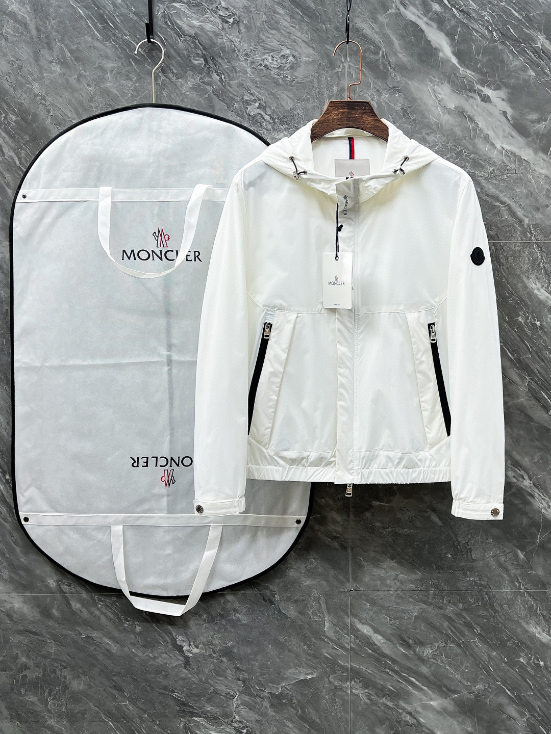 NO:119076,.录发 25 spring and summer men's high-end woven/wind coat series jackets high-end boutique series, same style for men and women, trading company channel orders, official website counter series for sale, exclusive first launch of the most popular series of men and women in the main line, classic urban casual style, versatile and simple style, couple jackets!  It can be said to be a must-have for spring and summer. A brand new design style, subversive design, iconic brand pattern logo, new dustproof fabric, light waterproof, casual T-shirt, super fashionable upper body, especially easy to match, spring and summer concave style is naturally indispensable for such high-end configuration. Moreover, its dressing magic is very powerful, basically all types are easy to control, casual style configuration, without discomfort, the new style and tone are more outstanding, and the charm of the outfit is naturally more advanced, more outstanding, more outstanding, but it does not lose temperature. Whether it is for external wear or internal wear, I believe this model is the perfect choice!  !  !  Color black white Number of code M L XL 2XL 3XL Size data M: bust 112cm-shoulder width 45cm-length 67cm-sleeve length 62cm L: bust 116cm-shoulder width 46cm-length 69cm-sleeve length 63cm XL: bust 120cm-shoulder width 47cm-length 71cm-sleeve length 64cm 2XL: bust 124cm-shoulder width 48cm-sleeve length 73cm-sleeve length 65cm 3XL: bust 128cm-shoulder width 49cm-sleeve length 75cm-sleeve length 66cm, Moncler, jackets & coats,tees, t-shirt, alexander wang19860909.蒙口 25春夏 男装高端梭织/风衣 系列外套 高端精品系列,男女同款,贸易公司渠道订单,官网专柜在售系列,业内独家首发经典主线里最抢手最火爆的系列男女同款,经典都市休闲风尚,百搭简约范,情侣款外套！可以说是春夏季必备款了 全新设计风格,颠覆认知的设计,标志性品牌图案标识,全新防尘面料,轻度防水,随便搭件T恤,上身超时髦,特别的便于搭配,春夏季凹造型自然是少不了这样的高档配置 并且它的穿搭魔力十分之强大,基本上各种类型都是轻而易举的驾驭,休闲的版型配置,不会不适感,全新风格以及调性更加的出色更加的出众,穿搭的魅力自然也更加的高级,更加的出彩更加的显帅,但是又不失温度,无论是外穿还是内搭,我相信此款都是完美之选！！！ 颜色黑色 白色 码数M L XL 2XL 3XL 尺码数据 M码:胸围112cm-肩宽45cm-衣长67cm-袖长62cm L码:胸围116cm-肩宽46cm-衣长69cm-袖长63cm XL码:胸围120cm-肩宽47cm-衣长71cm-袖长64cm 2XL码:胸围124cm-肩宽48cm-衣长73cm-袖长65cm 3XL码:胸围128cm-肩宽49cm-衣长75cm-袖长66cm,,Moncler,jackets & coats,tees，t-shirt,alexander wang,Men's clothing