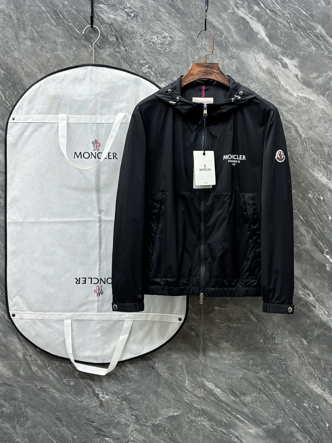 NO:119083,.录发 25 spring and summer men's high-end woven/wind coat series jackets high-end boutique series, same style for men and women, trading company channel orders, official website counter series for sale, exclusive first launch of the most popular series of men and women in the main line, classic urban casual style, versatile and simple style, couple jackets!  It can be said to be a must-have for spring and summer. A brand new design style, subversive design, iconic brand pattern logo, new dustproof fabric, light waterproof, casual T-shirt, super fashionable upper body, especially easy to match, spring and summer concave style is naturally indispensable for such high-end configuration. Moreover, its dressing magic is very powerful, basically all types are easy to control, casual style configuration, without discomfort, the new style and tone are more outstanding, and the charm of the outfit is naturally more advanced, more outstanding, more outstanding, but it does not lose temperature. Whether it is for external or internal, I believe this style is the perfect choice!  !  !  Color black blue Number of code M L XL 2XL 3XL Size data M: bust 112cm-shoulder width 45cm-coat length 67cm-sleeve length 62cm L: bust 116cm-shoulder width 46cm-coat length 69cm-sleeve length 63cm XL: bust 120cm-shoulder width 47cm-coat length 71cm-sleeve length 64cm 2XL: bust 124cm-shoulder width 48cm-coat length 73cm-sleeve length 65cm 3XL: bust 128cm-shoulder width 49cm-coat length 75cm-sleeve length 66cm, Moncler, jackets & coats,tees, t-shirt, alexander wang19860909.蒙口 25春夏 男装高端梭织/风衣 系列外套 高端精品系列,男女同款,贸易公司渠道订单,官网专柜在售系列,业内独家首发经典主线里最抢手最火爆的系列男女同款,经典都市休闲风尚,百搭简约范,情侣款外套！可以说是春夏季必备款了 全新设计风格,颠覆认知的设计,标志性品牌图案标识,全新防尘面料,轻度防水,随便搭件T恤,上身超时髦,特别的便于搭配,春夏季凹造型自然是少不了这样的高档配置 并且它的穿搭魔力十分之强大,基本上各种类型都是轻而易举的驾驭,休闲的版型配置,不会不适感,全新风格以及调性更加的出色更加的出众,穿搭的魅力自然也更加的高级,更加的出彩更加的显帅,但是又不失温度,无论是外穿还是内搭,我相信此款都是完美之选！！！ 颜色黑色 蓝色 码数M L XL 2XL 3XL 尺码数据 M码:胸围112cm-肩宽45cm-衣长67cm-袖长62cm L码:胸围116cm-肩宽46cm-衣长69cm-袖长63cm XL码:胸围120cm-肩宽47cm-衣长71cm-袖长64cm 2XL码:胸围124cm-肩宽48cm-衣长73cm-袖长65cm 3XL码:胸围128cm-肩宽49cm-衣长75cm-袖长66cm,,Moncler,jackets & coats,tees，t-shirt,alexander wang,Men's clothing