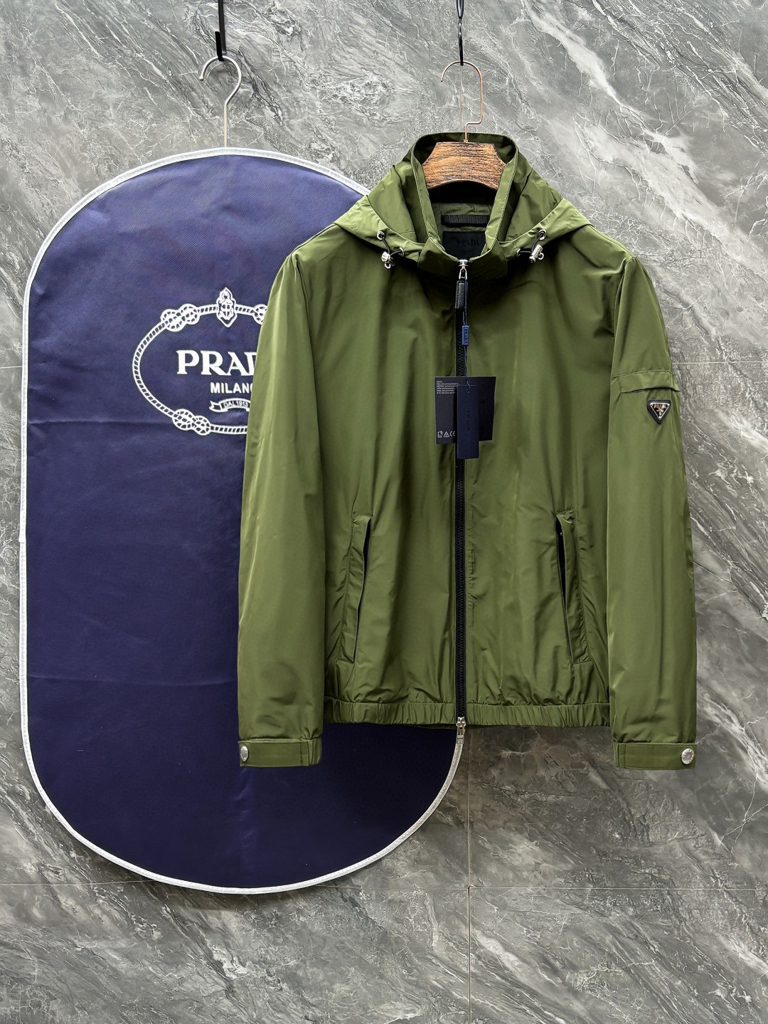 NO:119086,.Prada 25 Spring and Summer Men's High-end Weaving/Trench Coat Series Jackets High-end Boutique Series, Men and Women's Same Style, Trading Company Channel Orders, Official Website Counter Series, Exclusively launched the most popular series of men and women's Same Styles in the industry, the most popular series of men and women's Same Styles in the classic main line, classic urban casual style, versatile and simple style, couple's jackets!  It can be said to be a must-have for spring and summer. A brand new design style, subversive design, iconic brand pattern logo, new dustproof fabric, light waterproof, casual T-shirt, super fashionable upper body, especially easy to match, spring and summer concave style is naturally indispensable for such high-end configuration. Moreover, its dressing magic is very powerful, basically all types are easy to control, casual style configuration, without discomfort, the new style and tone are more outstanding, and the charm of the outfit is naturally more advanced, more outstanding, more outstanding, but it does not lose temperature. Whether it is for external wear or internal wear, I believe this model is the perfect choice!  !  !  Color black green Number of code M L XL 2XL 3XL Size data M: bust 112cm-shoulder width 45cm-coat length 67cm-sleeve length 62cm L: bust 116cm-shoulder width 46cm-coat length 69cm-sleeve length 63cm XL: bust 120cm-shoulder width 47cm-coat length 71cm-sleeve length 64cm 2XL: bust 124cm-shoulder width 48cm-coat length 73cm-sleeve length 65cm 3XL: bust 128cm-shoulder width 49cm-coat length 75cm-sleeve length 66cm, prada, jackets & coats,tees, t-shirt, alexander wang19860909.普拉达 25春夏 男装高端梭织/风衣 系列外套 高端精品系列,男女同款,贸易公司渠道订单,官网专柜在售系列,业内独家首发经典主线里最抢手最火爆的系列男女同款,经典都市休闲风尚,百搭简约范,情侣款外套！可以说是春夏季必备款了 全新设计风格,颠覆认知的设计,标志性品牌图案标识,全新防尘面料,轻度防水,随便搭件T恤,上身超时髦,特别的便于搭配,春夏季凹造型自然是少不了这样的高档配置 并且它的穿搭魔力十分之强大,基本上各种类型都是轻而易举的驾驭,休闲的版型配置,不会不适感,全新风格以及调性更加的出色更加的出众,穿搭的魅力自然也更加的高级,更加的出彩更加的显帅,但是又不失温度,无论是外穿还是内搭,我相信此款都是完美之选！！！ 颜色黑色 绿色 码数M L XL 2XL 3XL 尺码数据 M码:胸围112cm-肩宽45cm-衣长67cm-袖长62cm L码:胸围116cm-肩宽46cm-衣长69cm-袖长63cm XL码:胸围120cm-肩宽47cm-衣长71cm-袖长64cm 2XL码:胸围124cm-肩宽48cm-衣长73cm-袖长65cm 3XL码:胸围128cm-肩宽49cm-衣长75cm-袖长66cm,,prada,jackets & coats,tees，t-shirt,alexander wang,Men's clothing