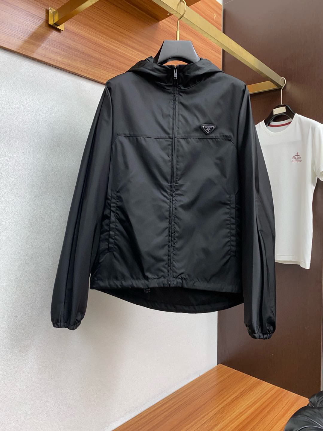 NO:119089,【Prada】Simple spring. Jackets and windbreakers are high-level requirements for orders. High standard customization. The upper body is very stylish. Classic and versatile. Customer-supplied hardware. Each has a unique logo. Any fashion can be matched in winter. Real top-level order. The style is also very good. Slim fit. Highly recommended. 140 catties wear L. Maximum wear about 190 catties. It is recommended to report height and weight. M-3XL.,,prada, jackets & coats,alexander wang19860909【 普拉达】春季简约.夹克 风衣贵族高级别要求订单 高标准定制　上身非常有型 经典百搭 客供五金 每颗都有独特logo 冬季任何时装都可以搭配　真正的顶级订单 版型上也是非常的好 修身版型 强烈推荐. 140斤穿L 最大穿190斤左右 .建 议报身高体重配码 .M-3XL.,,prada,jackets & coats,alexander wang,Men's clothing