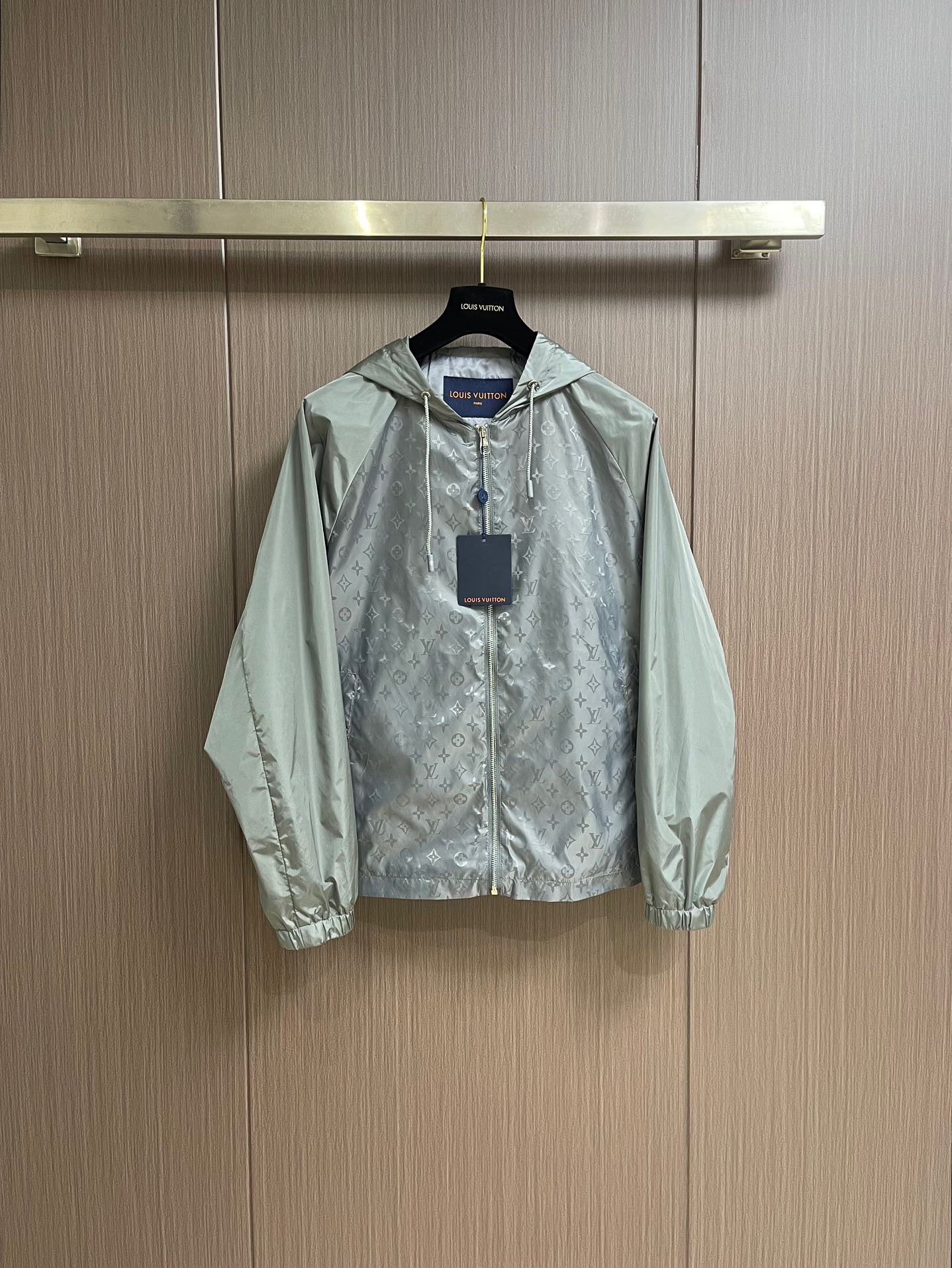 NO:119092,【LV】Spring simple. Jackets and windbreakers are high-level orders. High-standard customization. The upper body is very stylish. Classic and versatile. Customer-supplied hardware. Each has a unique logo. Any fashion can be matched in winter. Real top-level order. The style is also very good. Slim fit. Highly recommended. 140 catties. Wearing for L. The maximum wear is about 190 catties. It is recommended to report height and weight. M-3XL.,,louis vuitton, jackets & coats,alexander wang19860909【 LV】春季简约.夹克 风衣贵族高级别要求订单 高标准定制　上身非常有型 经典百搭 客供五金 每颗都有独特logo 冬季任何时装都可以搭配　真正的顶级订单 版型上也是非常的好 修身版型 强烈推荐. 140斤穿L 最大穿190斤左右 .建 议报身高体重配码 .M-3XL.,,louis vuitton,jackets & coats,alexander wang,Men's clothing