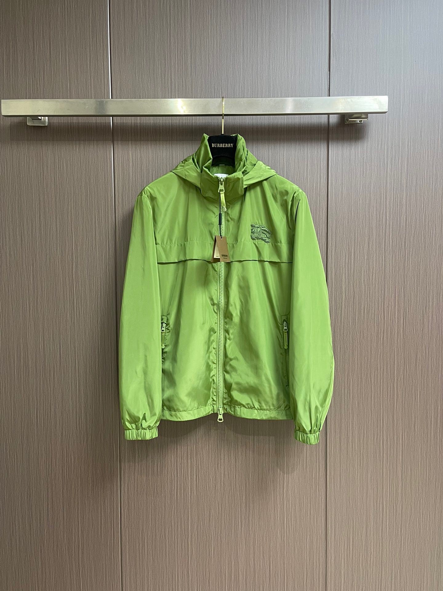 NO:119069,【Burberry】Simple spring. Jackets and windbreakers are high-level orders. High-standard customization. The upper body is very stylish. Classic and versatile. Customer-supplied hardware. Each has a unique logo. Any fashion can be matched in winter. Real top-level order. The style is also very good. Slim fit. Highly recommended. 140 catties. Wearing for L. The maximum wear is about 190 catties. It is recommended to report height and weight. M-3XL., burberry, jackets & coats, alexander wang19860909【 巴宝莉】春季简约.夹克 风衣贵族高级别要求订单 高标准定制　上身非常有型 经典百搭 客供五金 每颗都有独特logo 冬季任何时装都可以搭配　真正的顶级订单 版型上也是非常的好 修身版型 强烈推荐. 140斤穿L 最大穿190斤左右 .建 议报身高体重配码 .M-3XL.,,burberry,jackets & coats,alexander wang,Men's clothing