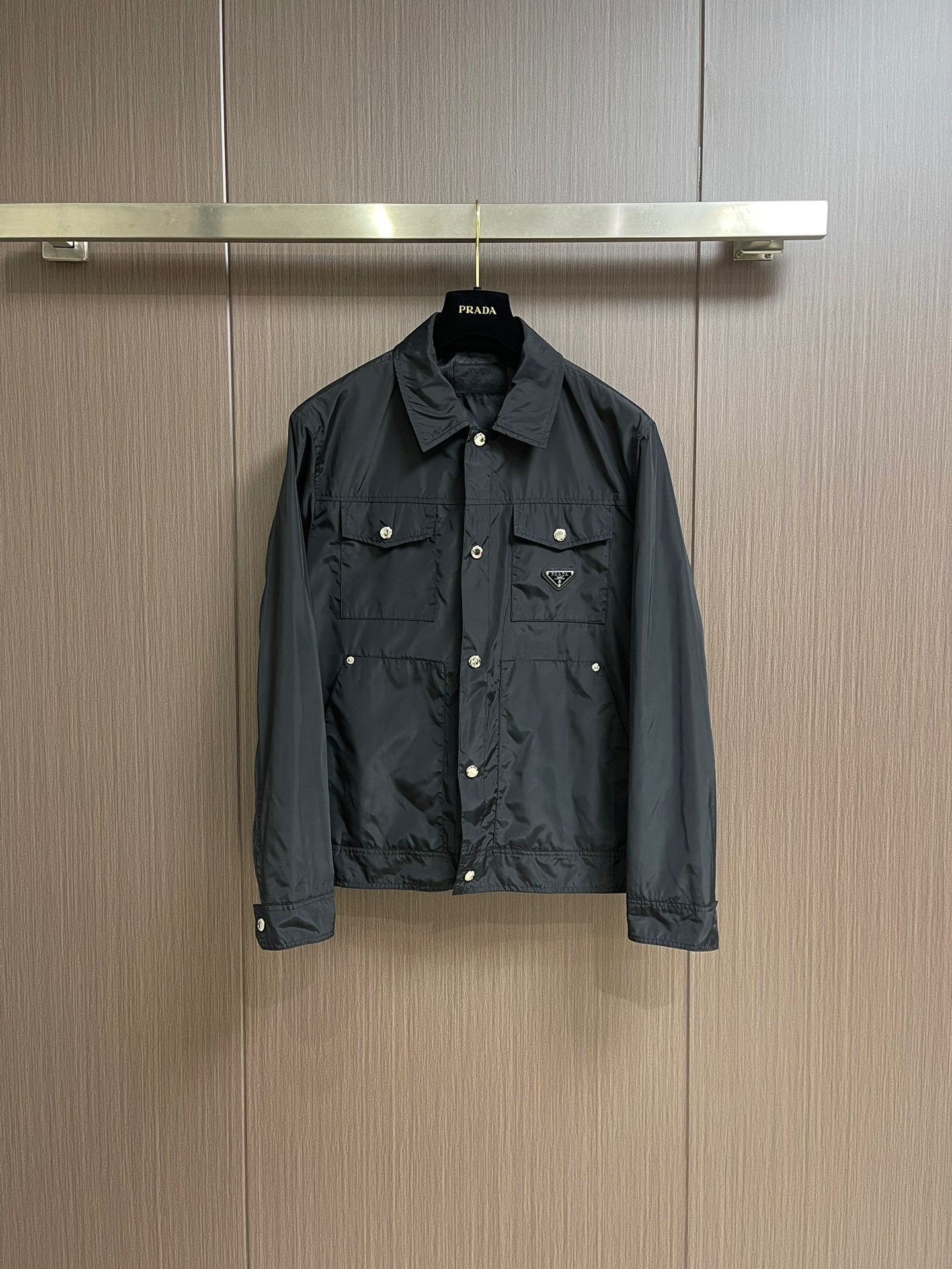 NO:119072,【Prada】Simple spring. Jackets and windbreakers are high-level requirements for orders. High standard customization. The upper body is very stylish. Classic and versatile. Customer-supplied hardware. Each has a unique logo. Any fashion can be matched in winter. Real top-level order. The style is also very good. Slim fit. Highly recommended. 140 catties wear L. Maximum wear about 190 catties. It is recommended to report height and weight. M-3XL.,,prada, jackets & coats,alexander wang19860909【 普拉达】春季简约.夹克 风衣贵族高级别要求订单 高标准定制　上身非常有型 经典百搭 客供五金 每颗都有独特logo 冬季任何时装都可以搭配　真正的顶级订单 版型上也是非常的好 修身版型 强烈推荐. 140斤穿L 最大穿190斤左右 .建 议报身高体重配码 .M-3XL.,,prada,jackets & coats,alexander wang,Men's clothing