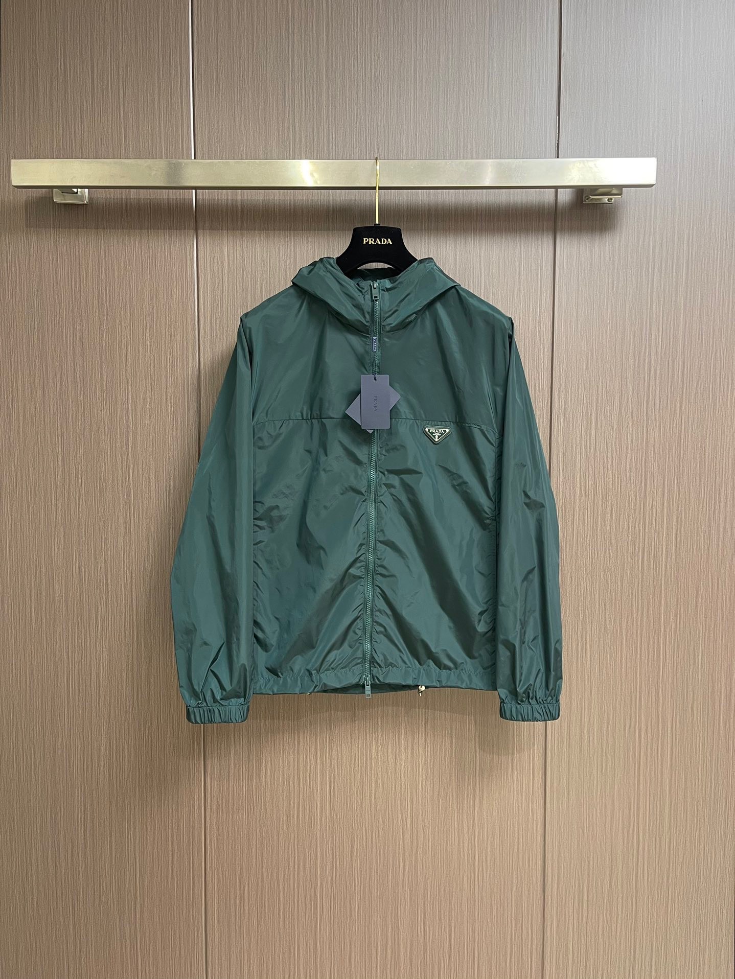 NO:119081,【Prada】Simple spring. Jackets and windbreakers are high-level requirements for orders. High standard customization. The upper body is very stylish. Classic and versatile. Customer-supplied hardware. Each has a unique logo. Any fashion can be matched in winter. Real top-level order. The style is also very good. Slim fit. Highly recommended. 140 catties wear L. Maximum wear about 190 catties. It is recommended to report height and weight. M-3XL.,,prada, jackets & coats,alexander wang19860909【 普拉达】春季简约.夹克 风衣贵族高级别要求订单 高标准定制　上身非常有型 经典百搭 客供五金 每颗都有独特logo 冬季任何时装都可以搭配　真正的顶级订单 版型上也是非常的好 修身版型 强烈推荐. 140斤穿L 最大穿190斤左右 .建 议报身高体重配码 .M-3XL.,,prada,jackets & coats,alexander wang,Men's clothing