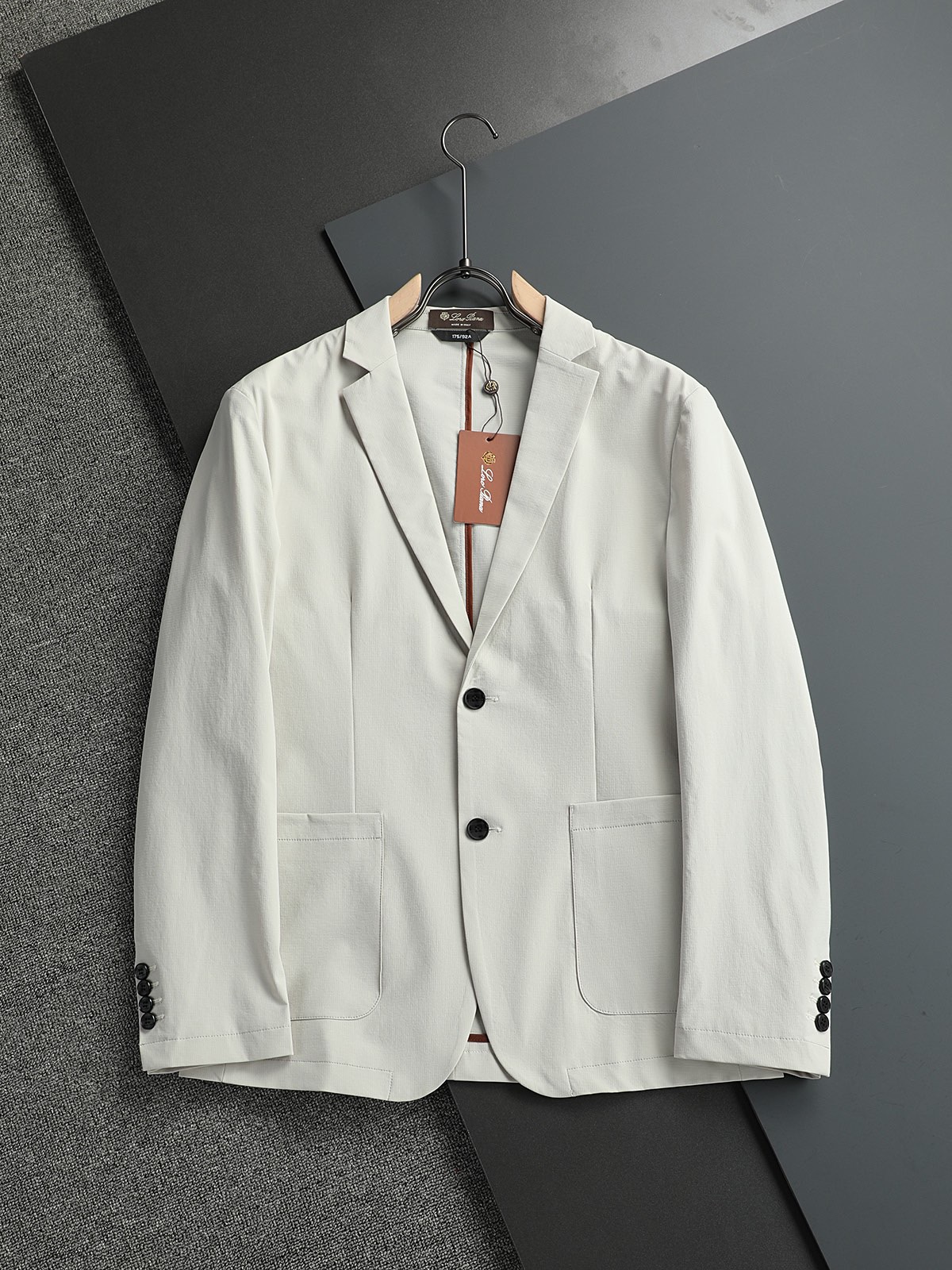 NO:124173,【LP】Spring simple suit, jacket, jacket, windbreaker, noble high-level order, high-standard customization, high-standard customization, very stylish, classic and versatile, customer-supplied hardware, each has a unique logo, any QQ fashion can be matched in winter, a true top order, the style is also very good, slim fit style, highly recommended. 175 140 catties wear L, maximum wear about 200 catties. It is recommended to report height and weight code. M-3XL.,,loro piano, jackets & coats, jackets & coats, alexander wang19860909【 LP】春季简约 西服 外套 夹克 风衣 贵族高级别要求订单 高标准定制　上身非常有型 经典百搭 客供五金 每颗都有独特logo 冬季任qq何时装都可以搭配　真正的顶级订单 版型上也是非常的好 修身版型 强烈推荐.175 140斤穿L 最大穿200斤左右 .建 议报身高体重配码 .M-3XL.,,loro piana,jackets & coats,jackets & coats,alexander wang,Men's clothing
