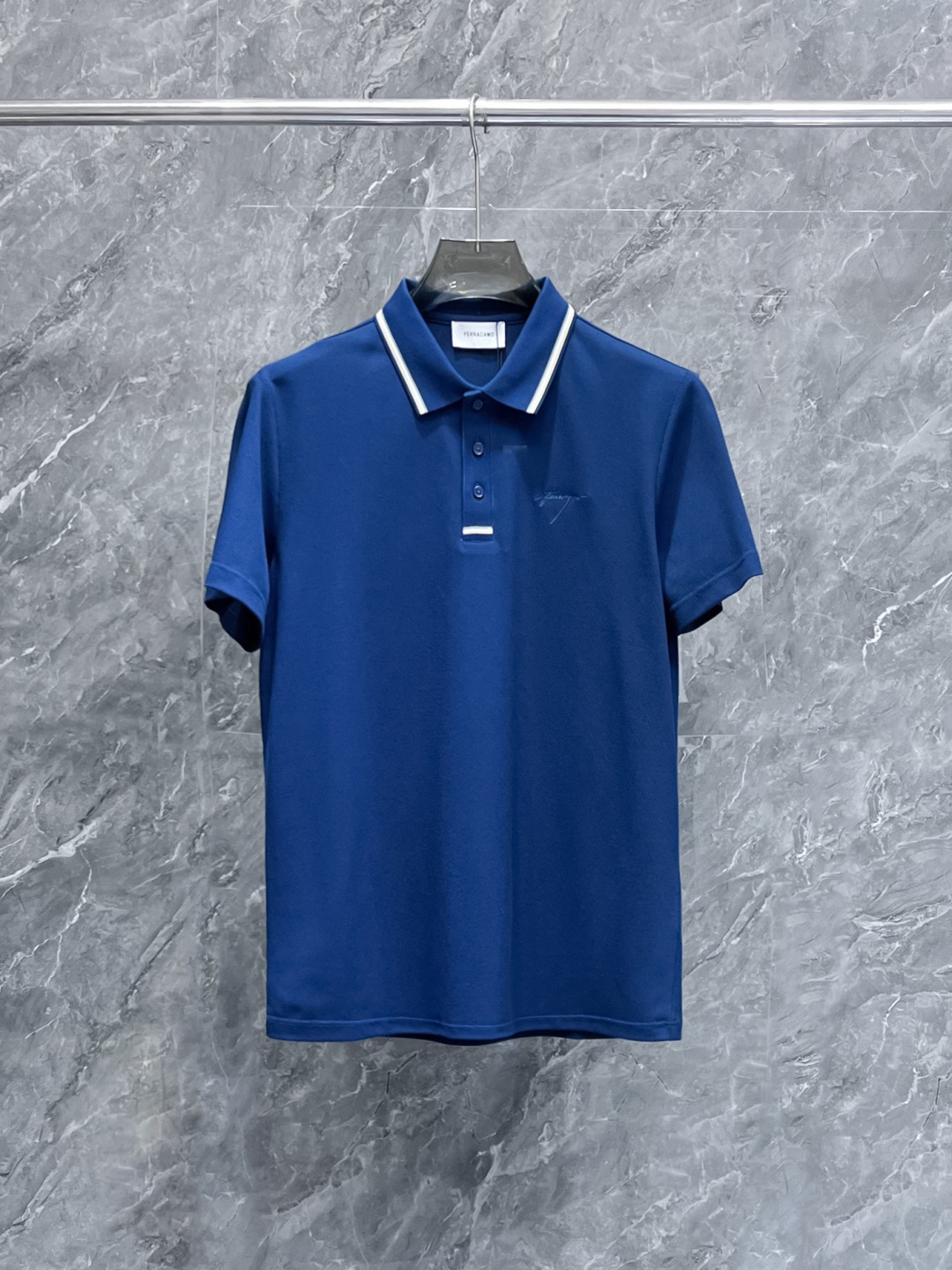 NO:119106,New spring products Ferragamo 2025ss summer new letter logo men's lapel Polo shirt!  Classic business men's style, high-end men's style at the ceiling level of business men's style!  Simple, fashionable and elegant, single-wearing inner wear is decent, quality control/detail control takes away, low-key, luxurious and connotative!  Customer-supplied fixed mesh flooring cotton cloth is carefully made, the surface of the fabric is evenly arranged and neatly arranged, with excellent breathability and heat dissipation and sweat resistance, and the comfort level of the upper body is completely better than that of ordinary single-sided sweat cloth tissue!  The classic brand LOGO logo on the chest is created with top-level craftsmanship. The LOGO has three-dimensional, clear and full texture, and is an extraordinary product in the classic field whether it is inner wear or single wear!  The exquisite cutting process, the processing of every detail is very standard and delicate, and it is comparable to that of ordinary LOW products on the market. Men must enter the basic versatile Polo shirts!  Multi-color Size M-4xl, ferragamo, alexander wang19860909开春新品 菲拉格慕 2025ss夏季新款字母logo男士翻领Polo衫！经典商务男款,高端男装的天花板级别的商务男款！简约时尚大气不失优雅,单穿内搭体面过人,品质控/细节控的闭眼带走,低调又奢华有内涵！ 客供定织网眼珠地棉布精心制成,面料表面排列均匀整齐的网眼纹理,透气性和散热排汗性极佳,上身舒适程度完全优于普通单面汗布组织！胸前经典的品牌LOGO标识,采用顶级工艺打造,LOGO立体清晰饱满,质感非凡的特质,无论是内搭还是单穿都是一款经典领域的产品！精妙绝伦的裁剪工艺,每一个细节处理的非常标准细腻,非市面一般LOW货可以媲美的,男士必入基础百搭款Polo衫推荐！ 颜色多颜色 尺码M-4xl,,ferragamo,alexander wang,Men's clothing