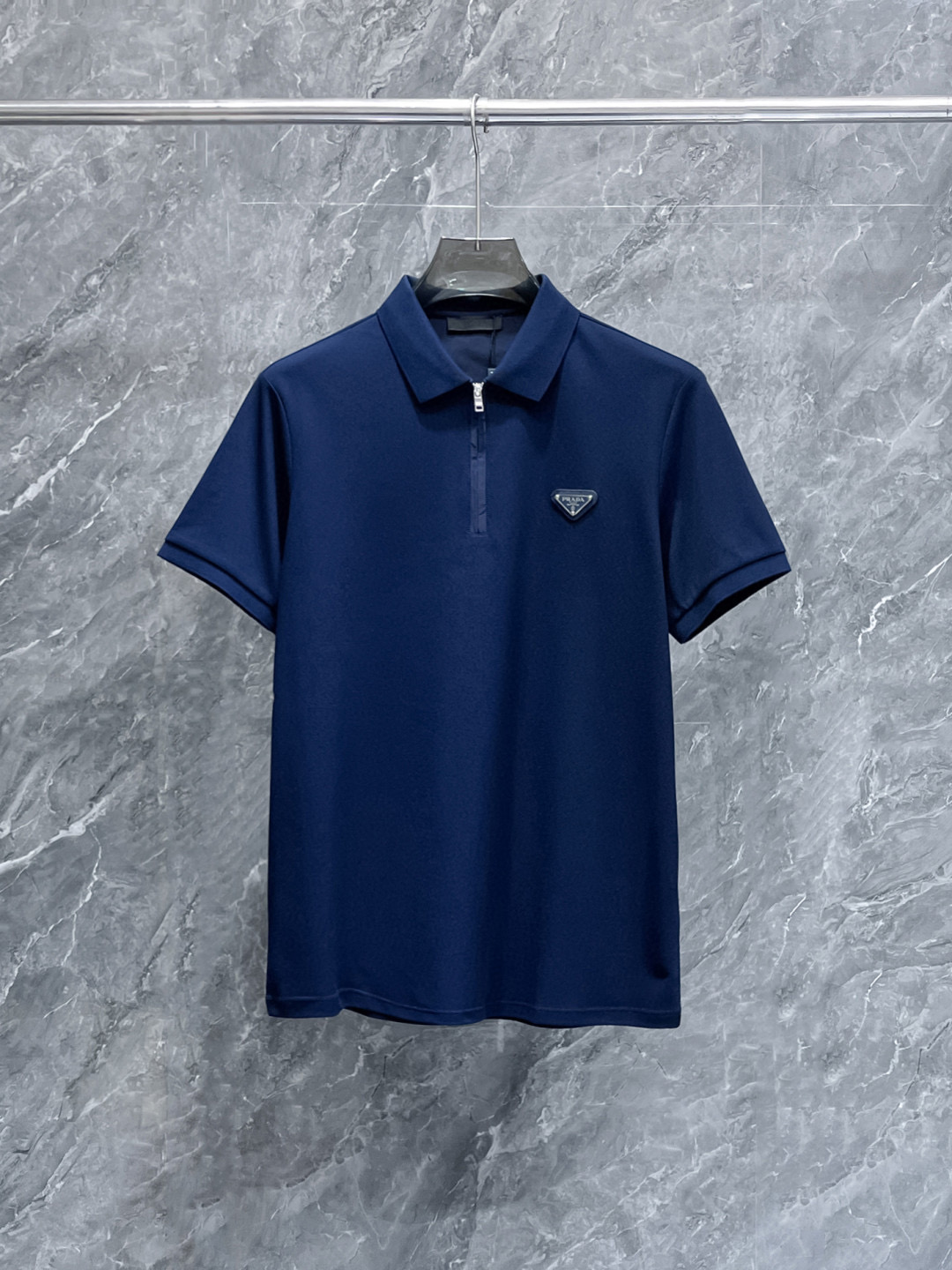 NO:119108,New spring products Prada 2025ss summer new letter logo men's lapel Polo shirt!  Classic business men's style, high-end men's style at the ceiling level of business men's style!  Simple, fashionable and elegant, single-wearing inner wear is decent, quality control/detail control takes away, low-key, luxurious and connotative!  Customer-supplied fixed mesh flooring cotton cloth is carefully made, the surface of the fabric is evenly arranged and neatly arranged, with excellent breathability and heat dissipation and sweat resistance, and the comfort level of the upper body is completely better than that of ordinary single-sided sweat cloth tissue!  The classic brand LOGO logo on the chest is created with top-level craftsmanship. The LOGO has three-dimensional, clear and full texture, and is an extraordinary product in the classic field whether it is inner wear or single wear!  The exquisite cutting process, the processing of every detail is very standard and delicate, and it is comparable to that of ordinary LOW products on the market. Men must enter the basic versatile Polo shirts!  Multi-color Size M-4xl, prada, alexander wang19860909开春新品 普拉达 2025ss夏季新款字母logo男士翻领Polo衫！经典商务男款,高端男装的天花板级别的商务男款！简约时尚大气不失优雅,单穿内搭体面过人,品质控/细节控的闭眼带走,低调又奢华有内涵！ 客供定织网眼珠地棉布精心制成,面料表面排列均匀整齐的网眼纹理,透气性和散热排汗性极佳,上身舒适程度完全优于普通单面汗布组织！胸前经典的品牌LOGO标识,采用顶级工艺打造,LOGO立体清晰饱满,质感非凡的特质,无论是内搭还是单穿都是一款经典领域的产品！精妙绝伦的裁剪工艺,每一个细节处理的非常标准细腻,非市面一般LOW货可以媲美的,男士必入基础百搭款Polo衫推荐！ 颜色多颜色 尺码M-4xl,,prada,alexander wang,Men's clothing