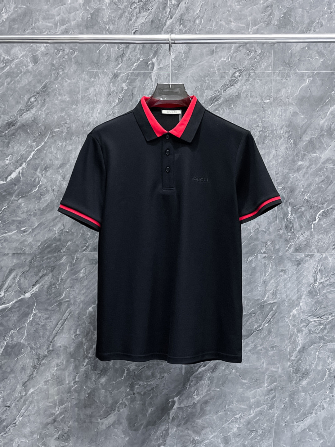 NO:119112,New products for the spring Gucci 2025ss summer new letter logo men's lapel Polo shirt!  Classic business men's style, high-end men's style at the ceiling level of business men's style!  Simple, fashionable and elegant, single-wearing inner wear is decent, quality control/detail control takes away, low-key, luxurious and connotative!  Customer-supplied fixed mesh flooring cotton cloth is carefully made, the surface of the fabric is evenly arranged and neatly arranged, with excellent breathability and heat dissipation and sweat resistance, and the comfort level of the upper body is completely better than that of ordinary single-sided sweat cloth tissue!  The classic brand LOGO logo on the chest is created with top-level craftsmanship. The LOGO has three-dimensional, clear and full texture, and is an extraordinary product in the classic field whether it is inner wear or single wear!  The exquisite cutting process, the processing of every detail is very standard and delicate, and it is comparable to that of ordinary LOW products on the market. Men must enter the basic versatile Polo shirts!  Multi-color Size M-4xl, gucci,alexander wang19860909开春新品 古驰 2025ss夏季新款字母logo男士翻领Polo衫！经典商务男款,高端男装的天花板级别的商务男款！简约时尚大气不失优雅,单穿内搭体面过人,品质控/细节控的闭眼带走,低调又奢华有内涵！ 客供定织网眼珠地棉布精心制成,面料表面排列均匀整齐的网眼纹理,透气性和散热排汗性极佳,上身舒适程度完全优于普通单面汗布组织！胸前经典的品牌LOGO标识,采用顶级工艺打造,LOGO立体清晰饱满,质感非凡的特质,无论是内搭还是单穿都是一款经典领域的产品！精妙绝伦的裁剪工艺,每一个细节处理的非常标准细腻,非市面一般LOW货可以媲美的,男士必入基础百搭款Polo衫推荐！ 颜色多颜色 尺码M-4xl,,gucci,alexander wang,Men's clothing