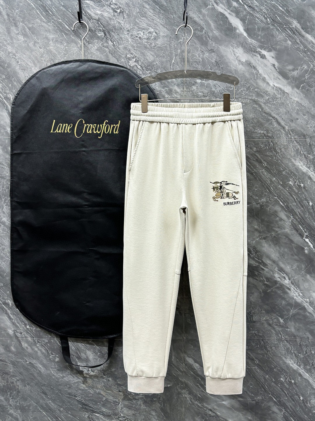 NO:119097,.Burberry 2025 spring and summer casual pants are a new aesthetic interpretation, interpreting a strong style and fashionable style, with a strong sense of detail and design. The classic brand logo is used as a color combination to interpret classic brand fashion, adding luster to the overall shape. Imported fabrics are soft and comfortable. The inner woven surface is flat and has excellent comfort, simple and unique charm. European trade channels, Italian overseas warehouse straight hair, and overseas boutique limited sales. 25 spring and summer new casual fashion sweatpants, this sweatpants adopt the design of a big brand to create a fashionable and trendy style, with exquisite details and in place, showing super high quality.  The pants are decorated with an iconic brand logo, highlighting the brand style, creating fashionable and diverse styles. The imported fabric is carefully crafted, soft and comfortable, and is also skin-friendly and warm. It is a pair of pants that are comfortable at home and out. You can go out with a casual jacket and sweatshirt~ Color black Apricot Size: M L XL 2XL 3XL M size waist 74-Hip circumference 98-Pants length 99-Feet mouth 21 L size waist 78-Hip circumference 102-Pants length 99-Feet mouth 22 XL size waist 82-Hip circumference 106-Pants length 100-Feet mouth 23 2XL size waist 86-Hip circumference 110-Pants length 101-Feet mouth 24  3XL size waist 90-hip 114-trouser length 102-foot mouth 25, burberry, hoodie, sweatshirts, jackets & coats, alexander wang19860909.巴宝莉 2025 春夏休闲裤子 美学的焕新诠释,演绎浓郁的格调型时尚风范,细节感和设计感强悍.经典品牌标识做为色彩搭配,演绎经典的品牌时尚,为整体造型增光添彩.进口面料,柔软舒适.内里织面平整 舒适度极佳,简洁而富有独特魅力. 欧洲贸易渠道,意大利海外仓直发,海外精品限定销售.25春夏新款休闲时尚卫裤,这款卫裤采用大牌的设计打造时尚潮流感,细节处理精致到位,展现超高的品质. 裤身上点缀标志性品牌标识,彰显品牌格调,打造时尚多样的造型.进口面料精心打造,柔软舒适,还亲肤保暖,是居家和外出都很舒适的一款裤子,随便搭个外套卫衣就可以出门啦~ 颜色黑色 杏色 尺码:M L XL 2XL 3XL M码腰围74-臀围98-裤长99-脚口21 L码腰围78-臀围102-裤长99-脚口22 XL码腰围82-臀围106-裤长100-脚口23 2XL码腰围86-臀围-110-裤长101-脚口24 3XL码腰围90-臀围114-裤长102-脚口25,,burberry,hoodie,sweatshirts,jackets & coats,alexander wang,Men's clothing