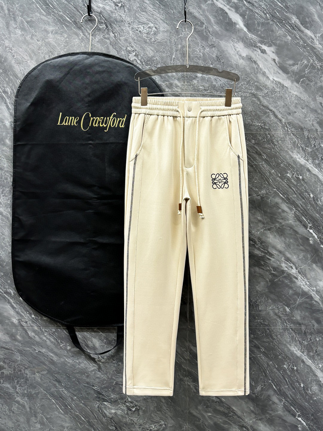 NO:119101,.Luo Yiwei 2025 spring and summer casual pants are a new aesthetic interpretation, interpreting a strong style and fashionable style, with a strong sense of detail and design. The classic brand logo is used as a color combination to interpret classic brand fashion, adding luster to the overall shape. Imported fabrics are soft and comfortable. The inner woven surface is flat and has excellent comfort, simple and unique charm. European trade channels, Italian overseas warehouse straight hair, and overseas boutique limited sales. The new casual and fashionable sweatpants in spring and summer, this sweatpants adopt the design of a big brand to create a fashionable and trendy style, with exquisite details and in place, showing super high quality.  The pants are decorated with an iconic brand logo, highlighting the brand style, creating fashionable and diverse styles. The imported fabric is carefully crafted, soft and comfortable, and is also skin-friendly and warm. It is a pair of pants that are comfortable at home and out. You can go out with a casual jacket and sweatshirt~ Color black Apricot Size: M L XL 2XL 3XL M size waist 74-Hip circumference 98-Pants length 99-Feet mouth 21 L size waist 78-Hip circumference 102-Pants length 99-Feet mouth 22 XL size waist 82-Hip circumference 106-Pants length 100-Feet mouth 23 2XL size waist 86-Hip circumference 110-Pants length 101-Feet mouth 24  3XL size waist 90-hip 114-trouser length 102-foot mouth 25, loewe, hoodie, sweatshirts, jackets & coats, alexander wang19860909.罗意威 2025 春夏休闲裤子 美学的焕新诠释,演绎浓郁的格调型时尚风范,细节感和设计感强悍.经典品牌标识做为色彩搭配,演绎经典的品牌时尚,为整体造型增光添彩.进口面料,柔软舒适.内里织面平整 舒适度极佳,简洁而富有独特魅力. 欧洲贸易渠道,意大利海外仓直发,海外精品限定销售.25春夏新款休闲时尚卫裤,这款卫裤采用大牌的设计打造时尚潮流感,细节处理精致到位,展现超高的品质. 裤身上点缀标志性品牌标识,彰显品牌格调,打造时尚多样的造型.进口面料精心打造,柔软舒适,还亲肤保暖,是居家和外出都很舒适的一款裤子,随便搭个外套卫衣就可以出门啦~ 颜色黑色 杏色 尺码:M L XL 2XL 3XL M码腰围74-臀围98-裤长99-脚口21 L码腰围78-臀围102-裤长99-脚口22 XL码腰围82-臀围106-裤长100-脚口23 2XL码腰围86-臀围-110-裤长101-脚口24 3XL码腰围90-臀围114-裤长102-脚口25,,loewe,hoodie,sweatshirts,jackets & coats,alexander wang,Men's clothing