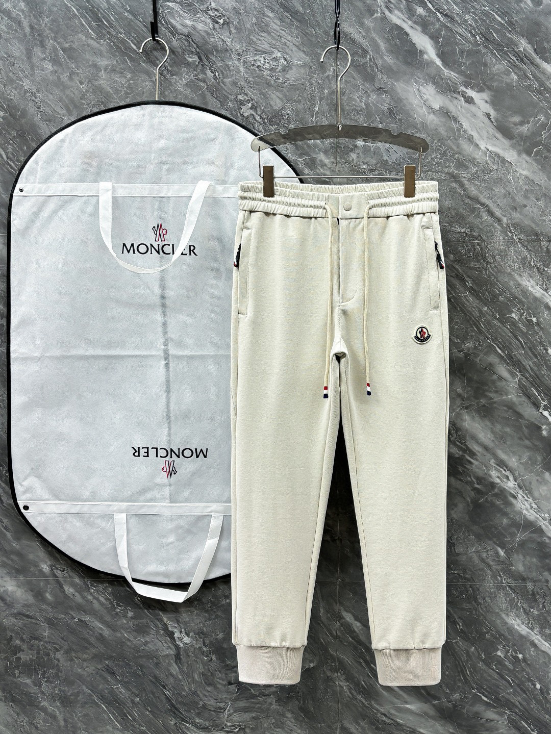 NO:119103,.Shield 2025 Spring and Summer casual pants are a new interpretation of aesthetics, interpreting a strong style and fashionable style, with a strong sense of detail and design. The classic brand logo is used as a color combination to interpret classic brand fashion, adding luster to the overall shape. Imported fabrics are soft and comfortable. The inner woven surface is flat and has excellent comfort, simple and unique charm. European trade channels, Italian overseas warehouse straight hair, and overseas boutique limited sales. The new spring and summer casual fashion sweatpants are designed by big brands to create a fashionable and trendy style, with exquisite details and in place, showing super high quality.  The pants are decorated with an iconic brand logo, highlighting the brand style, creating fashionable and diverse styles. The imported fabric is carefully crafted, soft and comfortable, and is also skin-friendly and warm. It is a pair of pants that are comfortable at home and out. You can go out with a casual jacket and sweatshirt~ Black color Light apricot color Size: M L XL 2XL 3XL M size waist 74-Hip circumference 98-Pants length 99-Feet mouth 21 L size waist 78-Hip circumference 102-Pants length 99-Feet mouth 22 XL size waist 82-Hip circumference 106-Pants length 100-Feet mouth 23 2XL size waist 86-Hip circumference 110-Pants length 101-Feet mouth 24  3XL size waist 90-hip 114-trouser length 102-foot mouth 25, Moncler, hoodie, sweatshirts, jackets & coats, alexander wang19860909.蒙口 2025 春夏休闲裤子 美学的焕新诠释,演绎浓郁的格调型时尚风范,细节感和设计感强悍.经典品牌标识做为色彩搭配,演绎经典的品牌时尚,为整体造型增光添彩.进口面料,柔软舒适.内里织面平整 舒适度极佳,简洁而富有独特魅力. 欧洲贸易渠道,意大利海外仓直发,海外精品限定销售.25春夏新款休闲时尚卫裤,这款卫裤采用大牌的设计打造时尚潮流感,细节处理精致到位,展现超高的品质. 裤身上点缀标志性品牌标识,彰显品牌格调,打造时尚多样的造型.进口面料精心打造,柔软舒适,还亲肤保暖,是居家和外出都很舒适的一款裤子,随便搭个外套卫衣就可以出门啦~ 颜色黑色 浅杏色 尺码:M L XL 2XL 3XL M码腰围74-臀围98-裤长99-脚口21 L码腰围78-臀围102-裤长99-脚口22 XL码腰围82-臀围106-裤长100-脚口23 2XL码腰围86-臀围-110-裤长101-脚口24 3XL码腰围90-臀围114-裤长102-脚口25,,Moncler,hoodie,sweatshirts,jackets & coats,alexander wang,Men's clothing