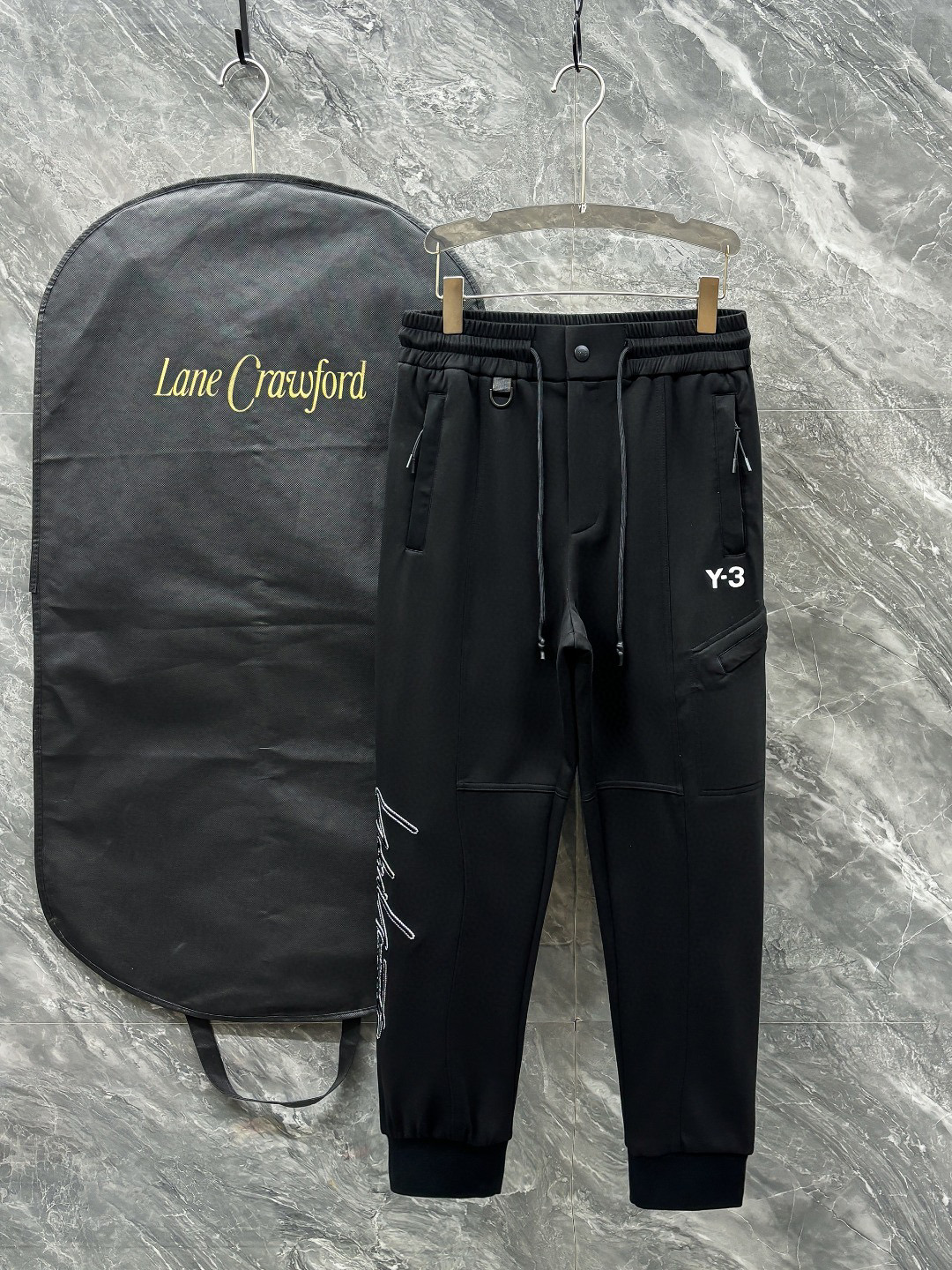 NO:119105,.Y3 2025 Spring and Summer casual pants are a new interpretation of aesthetics, interpreting a strong style and fashionable style, with a strong sense of detail and design. The classic brand logo is used as a color combination to interpret classic brand fashion, adding luster to the overall shape. Imported fabrics are soft and comfortable. The inner woven surface is flat and has excellent comfort, simple and unique charm. European trade channels, Italian overseas warehouse straight hair, and overseas boutique limited sales. The new casual and fashionable sweatpants in spring and summer, this sweatpants are designed by big brands to create a fashionable and trendy style, with exquisite details and in place, showing super high quality.  The trousers are decorated with iconic brand logos, highlighting the brand style, creating fashionable and diverse styles. Imported fabrics are carefully crafted, soft and comfortable, and are skin-friendly and warm. They are a pair of pants that are comfortable at home and out. You can go out with a casual jacket and sweatshirt~ Color black Gray Size: M L XL 2XL 3XL M size waist 74-Hip circumference 98-Pants length 99-Feet 21 L size waist 78-Hip circumference 102-Pants length 99-Feet 22 XL size waist 82-Hip circumference 106-Pants length 100-Feet 23 2XL size waist 86-Hip circumference 110-Pants length 101-Feet 24 3XL size waist 90-Hip circumference 114-Pants length 102-Feet 25, hoodie, sweatshirts, jackets &  coats,alexander wang19860909.Y3 2025 春夏休闲裤子 美学的焕新诠释,演绎浓郁的格调型时尚风范,细节感和设计感强悍.经典品牌标识做为色彩搭配,演绎经典的品牌时尚,为整体造型增光添彩.进口面料,柔软舒适.内里织面平整 舒适度极佳,简洁而富有独特魅力. 欧洲贸易渠道,意大利海外仓直发,海外精品限定销售.25春夏新款休闲时尚卫裤,这款卫裤采用大牌的设计打造时尚潮流感,细节处理精致到位,展现超高的品质. 裤身上点缀标志性品牌标识,彰显品牌格调,打造时尚多样的造型.进口面料精心打造,柔软舒适,还亲肤保暖,是居家和外出都很舒适的一款裤子,随便搭个外套卫衣就可以出门啦~ 颜色黑色 灰色 尺码:M L XL 2XL 3XL M码腰围74-臀围98-裤长99-脚口21 L码腰围78-臀围102-裤长99-脚口22 XL码腰围82-臀围106-裤长100-脚口23 2XL码腰围86-臀围-110-裤长101-脚口24 3XL码腰围90-臀围114-裤长102-脚口25,,hoodie,sweatshirts,jackets & coats,alexander wang,Men's clothing