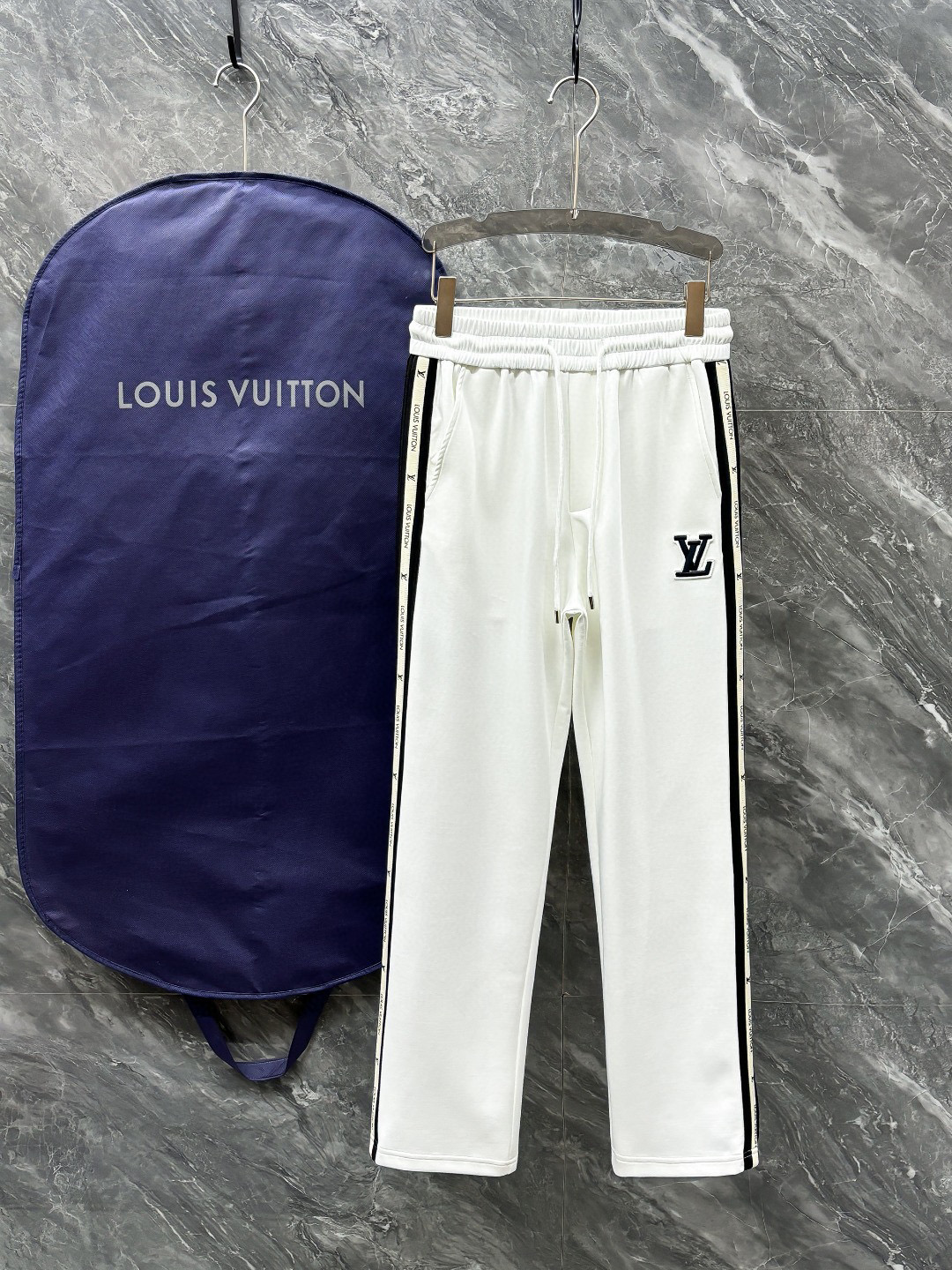 NO:119107,.LV 2025 Spring and Summer casual pants are a new aesthetic interpretation, interpreting a strong style and fashionable style, with a strong sense of detail and design. The classic brand logo is used as a color combination to interpret classic brand fashion, adding luster to the overall shape. Imported fabrics are soft and comfortable. The inner woven surface is flat and has excellent comfort, simple and unique charm. European trade channels, Italian overseas warehouse straight hair, and overseas boutique limited sales. The new casual and fashionable sweatpants in spring and summer, this sweatpants adopt the design of a big brand to create a fashionable and trendy style, with exquisite details and in place, showing super high quality.  The trousers are decorated with iconic brand logos, highlighting the brand style, creating fashionable and diverse styles. Imported fabrics are carefully crafted, soft and comfortable, and are skin-friendly and warm. They are a pair of pants that are comfortable at home and out. You can go out with a casual jacket and sweatshirt~ Color black and white Size: M L XL 2XL 3XL M size waist 74-Hip circumference 98-Pants length 99-Feet mouth 24 L size waist 78-Hip circumference 102-Pants length 99-Feet mouth 25 XL size waist 82-Hip circumference 106-Pants length 100-Feet mouth 26 2XL size waist 86-Hip circumference-110-Pants length 101-Feet mouth 27 3XL size waist 90-Hip circumference 114-Pants length 102-Feet mouth 28,,louis  vuitton, hoodie, sweatshirts, jackets & coats, alexander wang19860909.LV 2025 春夏休闲裤子 美学的焕新诠释,演绎浓郁的格调型时尚风范,细节感和设计感强悍.经典品牌标识做为色彩搭配,演绎经典的品牌时尚,为整体造型增光添彩.进口面料,柔软舒适.内里织面平整 舒适度极佳,简洁而富有独特魅力. 欧洲贸易渠道,意大利海外仓直发,海外精品限定销售.25春夏新款休闲时尚卫裤,这款卫裤采用大牌的设计打造时尚潮流感,细节处理精致到位,展现超高的品质. 裤身上点缀标志性品牌标识,彰显品牌格调,打造时尚多样的造型.进口面料精心打造,柔软舒适,还亲肤保暖,是居家和外出都很舒适的一款裤子,随便搭个外套卫衣就可以出门啦~ 颜色黑色 白色 尺码:M L XL 2XL 3XL M码腰围74-臀围98-裤长99-脚口24 L码腰围78-臀围102-裤长99-脚口25 XL码腰围82-臀围106-裤长100-脚口26 2XL码腰围86-臀围-110-裤长101-脚口27 3XL码腰围90-臀围114-裤长102-脚口28,,louis vuitton,hoodie,sweatshirts,jackets & coats,alexander wang,Men's clothing