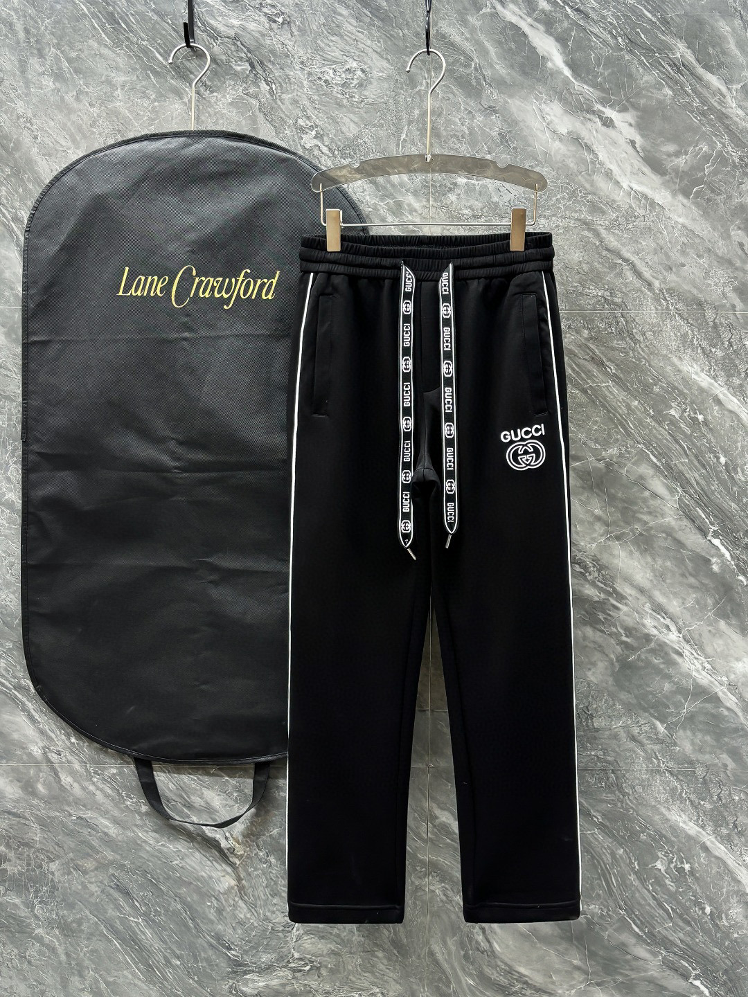 NO:119109,.Gucci 2025 spring and summer casual pants are a new interpretation of aesthetics, interpreting a strong style of style, with a strong sense of detail and design. The classic brand logo is used as a color combination to interpret classic brand fashion, adding luster to the overall shape. Imported fabrics are soft and comfortable. The inner woven surface is flat and has excellent comfort, simple and unique charm. European trade channels, Italian overseas warehouse straight hair, and overseas boutique limited sales. The new casual and fashionable sweatpants in spring and summer, this sweatpants adopt the design of a big brand to create a fashionable and trendy style, with exquisite details and in place, showing super high quality.  The trousers are decorated with iconic brand logos, highlighting the brand style, creating fashionable and diverse styles. Imported fabrics are carefully crafted, soft and comfortable, and are skin-friendly and warm. They are a pair of pants that are comfortable at home and out. You can go out with a casual jacket and sweatshirt~ Color black, white, blue Size: M L XL 2XL 3XL M size waist 74-Hip circumference 98-Pants length 99-Feet mouth 24 L size waist 78-Hip circumference 102-Pants length 99-Feet mouth 25 XL size waist 82-Hip circumference 106-Pants length 100-Feet mouth 26 2XL size waist 86-Hip circumference 110-Pants length 101-Feet mouth 27  3XL size waist 90-hip 114-trouser length 102-foot mouth 28, gucci, hoodie, sweatshirts, jackets & coats, alexander wang19860909.古驰 2025 春夏休闲裤子 美学的焕新诠释,演绎浓郁的格调型时尚风范,细节感和设计感强悍.经典品牌标识做为色彩搭配,演绎经典的品牌时尚,为整体造型增光添彩.进口面料,柔软舒适.内里织面平整 舒适度极佳,简洁而富有独特魅力. 欧洲贸易渠道,意大利海外仓直发,海外精品限定销售.25春夏新款休闲时尚卫裤,这款卫裤采用大牌的设计打造时尚潮流感,细节处理精致到位,展现超高的品质. 裤身上点缀标志性品牌标识,彰显品牌格调,打造时尚多样的造型.进口面料精心打造,柔软舒适,还亲肤保暖,是居家和外出都很舒适的一款裤子,随便搭个外套卫衣就可以出门啦~ 颜色黑色 白色 蓝色 尺码:M L XL 2XL 3XL M码腰围74-臀围98-裤长99-脚口24 L码腰围78-臀围102-裤长99-脚口25 XL码腰围82-臀围106-裤长100-脚口26 2XL码腰围86-臀围-110-裤长101-脚口27 3XL码腰围90-臀围114-裤长102-脚口28,,gucci,hoodie,sweatshirts,jackets & coats,alexander wang,Men's clothing