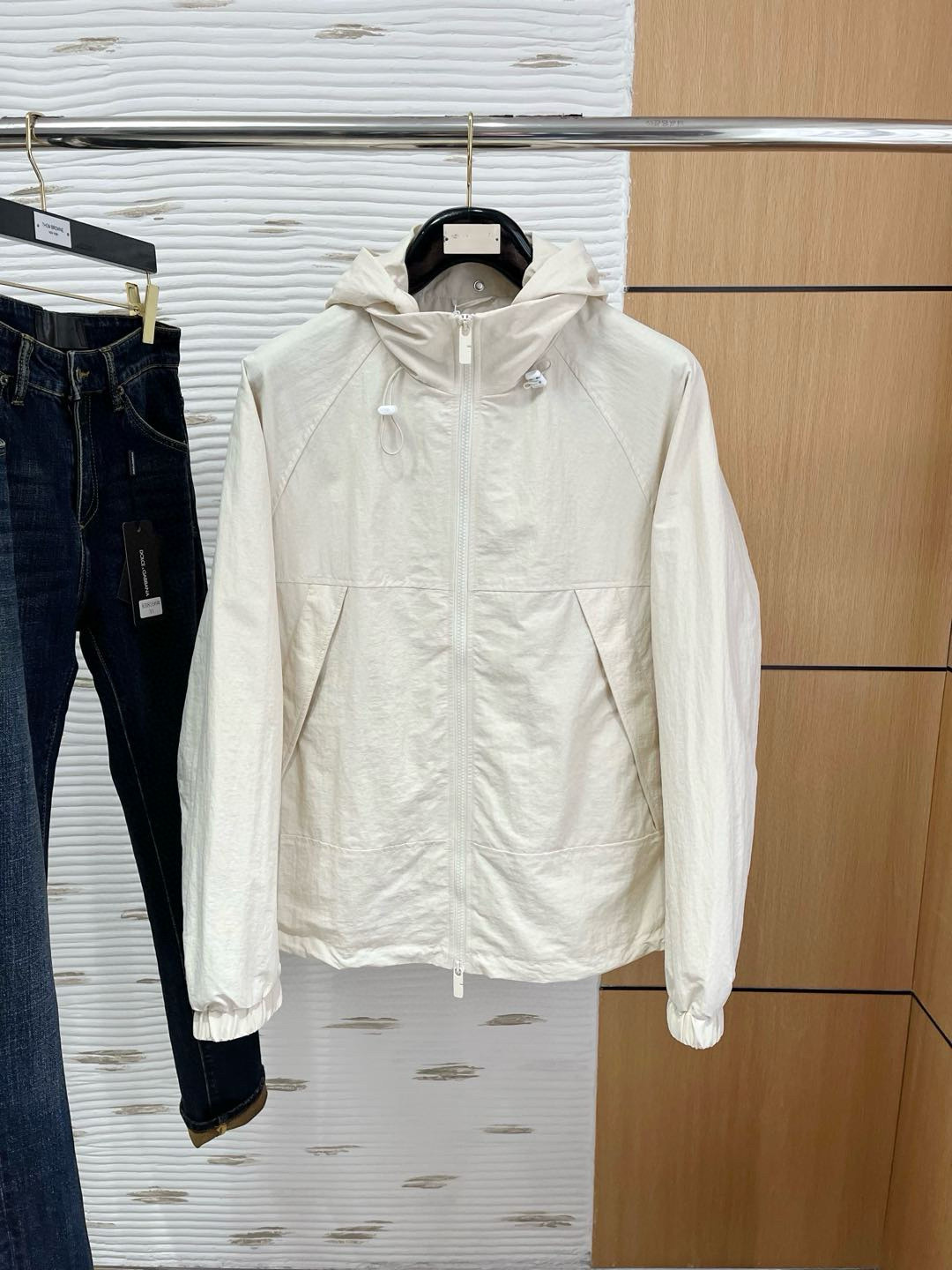 NO:119118,.The same model on the official website of Burberry, complete with three standards!  2025 spring and summer new men's jacket, fashionable and casual high-end version!  Customized fabrics for counters are breathable and comfortable, with impeccable details, and the brand element design concept reflects high quality. The feel is delicate and soft!  It is casually cut, with a great upper body style!  Code number M-3Xl.,,burberry,jackets & coats,jackets & coats,alexander wang19860909.巴宝莉官网同款,三标齐全！2025春夏新款男士夹克外套,时尚休闲高端版本！专柜定制面料 透气舒适度高,细节无可挑剔,品牌元素设计理念,体现高品质.手感细腻柔软！呈现休闲裁剪,上身版型超赞！码数M-3Xl .,,burberry,jackets & coats,jackets & coats,alexander wang,Men's clothing