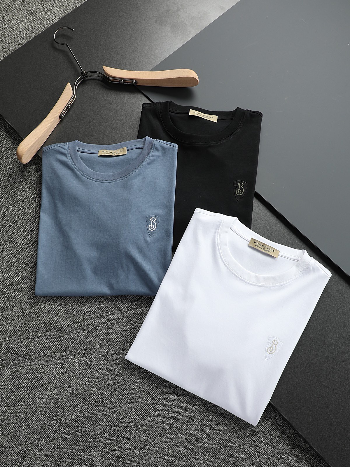 NO:119124,.【Burberry】Stylish and simple short-sleeved T-shirt is famous for its simple and delicate design and high-quality details, perfectly cut, and the latest British hanging dot and thread technology after the label is more perfect, the materials are meticulous, suitable for any occasion, excellent feel, comfortable and breathable! It is the choice of men who focus on practicality and quality. The original quality is synchronized by the official website [strong]. The new model is available for sale immediately, and there are large products [handshake] 174 140 catties wearing L size, and you can wear up to 200 catties! M-3XL., burberry, T-shirt, tees, t-shirt, alexander wang19860909.【 巴宝莉】 时尚简约 短袖T恤 简洁细腻的设计和高质细节而闻名,裁剪完美,后标最新英国吊点线技术,更加完美,用料一丝不苟,适合任何场合, 手感极佳 舒服又透气! 是注重实用和品质的男士的选择.原單品質 官網同步[强].新款上市 即转即卖 有大货[握手] 174 140斤穿L码 最大可以穿200斤！M-3XL.,,burberry,T-shirt,tees，t-shirt,alexander wang,Men's clothing