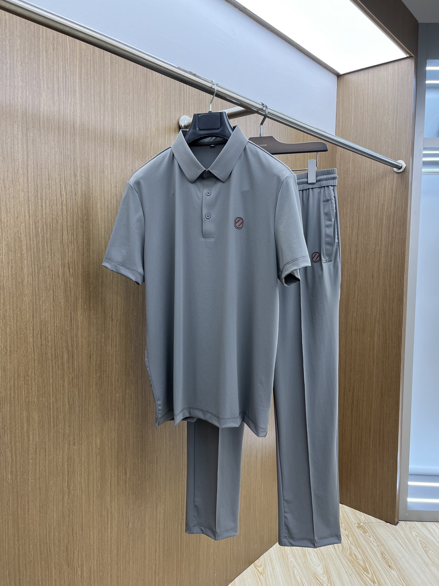 NO:119136,[Jenia] Hot-selling a high-end!  Aristocratic suit [Rose][Rose] The original single-quality exclusive high-quality major brand suits are all top European and American styles and fabrics handmade, and the works of the world's top designers, with international fashion brands, reflecting elegance, personality, fashion. Our company does not attract customers at low prices, but starts with quality, taste, connotation and some top design elements. 140 catties wear L can wear 200 catties. Standard size M-4XL.,,zegna,alexander wang19860909【 杰尼亚】爆款a 高端 ！贵族套装 [玫瑰][玫瑰]原单品质独家首选高品质各大品牌套装,全是欧美顶级爆款花色及面料手工,世界顶尖设计师作品,具备国际时尚大牌元素,体现高雅、个性、时尚[强][强][强].本公司不是以低价格吸引客户,是以品质、品味、内涵以及一些顶级设计元素为起点. 140斤 穿L 可以穿200斤.标准尺码 M-4XL.,,zegna,alexander wang,Men's clothing