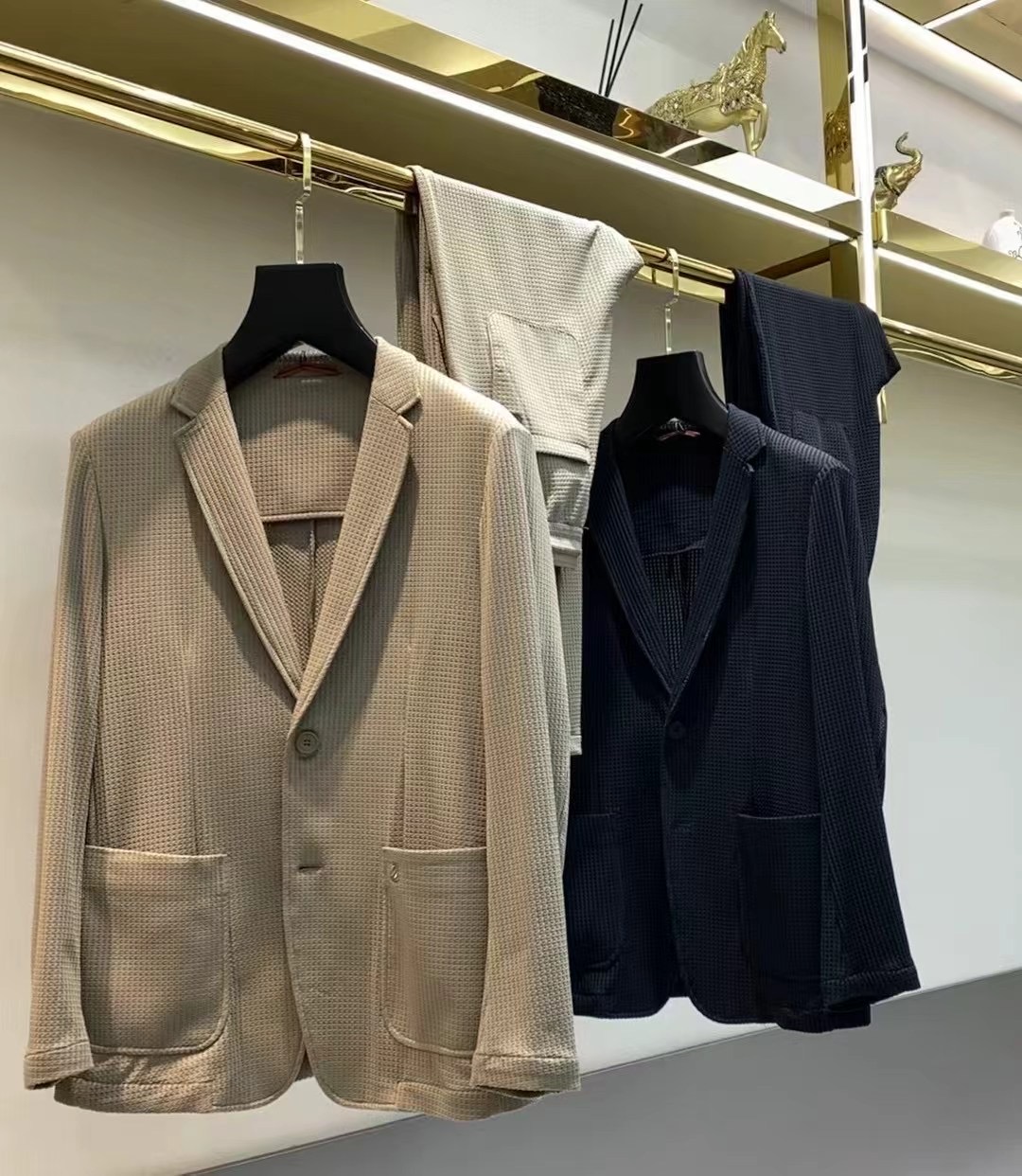 NO:119139,[Jenia] Hot-selling a high-end!  Aristocratic suit [Rose][Rose] The original single-quality exclusive high-quality major brand suits are all top European and American styles and fabrics handmade, and the works of the world's top designers, with international fashion brands, reflecting elegance, personality, fashion. Our company does not attract customers at low prices, but starts with quality, taste, connotation and some top design elements. 140 catties wear L can wear 190 catties. Standard size M-3XL,,,zegna,alexander wang19860909【 杰尼亚】爆款a 高端 ！贵族套装 [玫瑰][玫瑰]原单品质独家首选高品质各大品牌套装,全是欧美顶级爆款花色及面料手工,世界顶尖设计师作品,具备国际时尚大牌元素,体现高雅、个性、时尚[强][强][强].本公司不是以低价格吸引客户,是以品质、品味、内涵以及一些顶级设计元素为起点. 140斤 穿L 可以穿190斤.标准尺码 M-3XL,,,zegna,alexander wang,Men's clothing