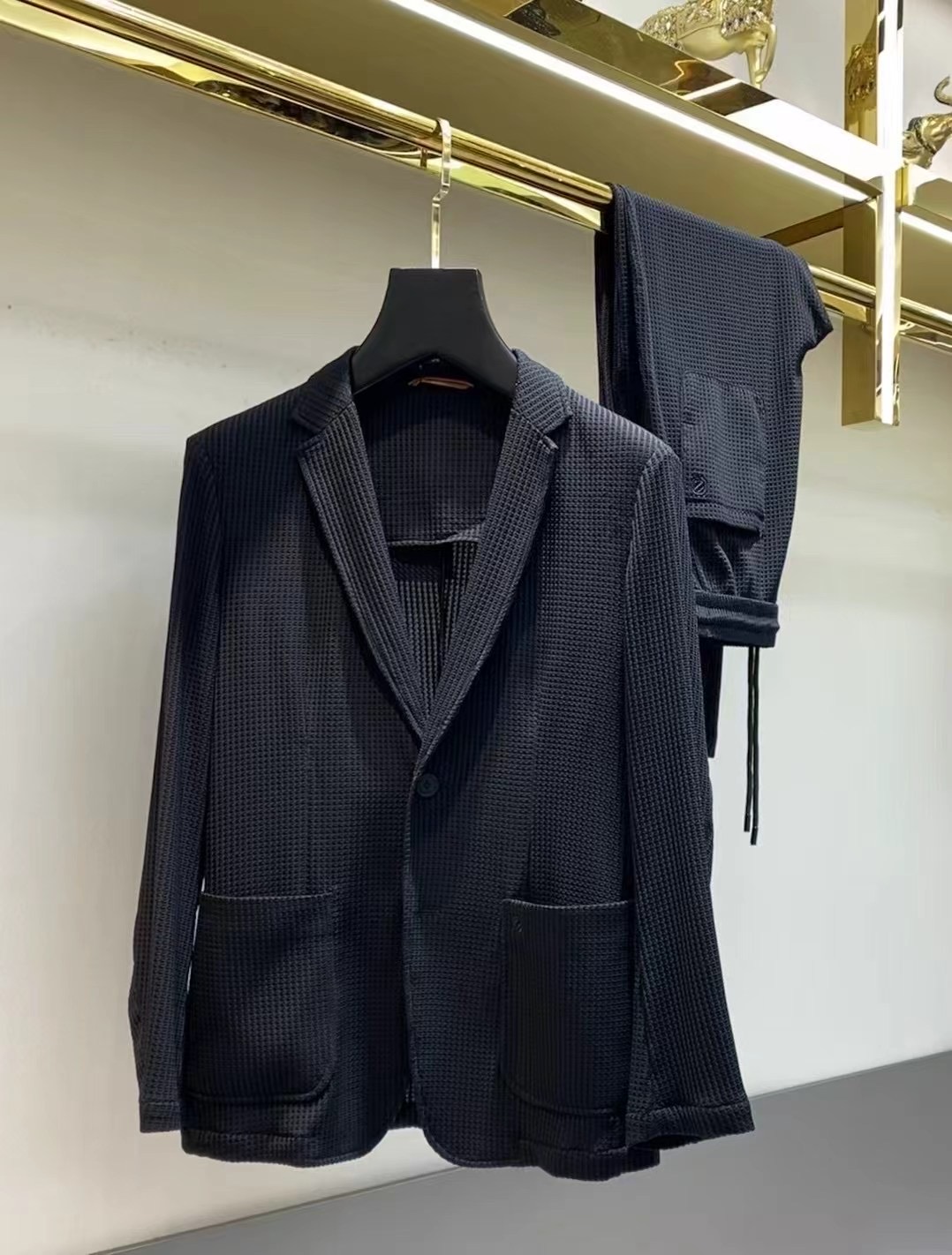 NO:124253,[Jenia] Hot-selling a high-end!  Aristocratic suit [Rose][Rose] The original single-quality exclusive high-quality major brand suits are all top European and American styles and fabrics handmade, and the works of the world's top designers, with international fashion brands, reflecting elegance, personality, fashion [Strong][Strong][Strong][Strong][Strong][Strong][Strong][Strong]. Our company does not attract customers at low prices, but starts with quality, taste, connotation and some top design elements. 175 140 catties. 190 kg can wear 190 catties. Standard size M-3XL,,,zegna,alexander wang19860909【 杰尼亚】爆款a 高端 ！贵族套装 [玫瑰][玫瑰]原单品质独家首选高品质各大品牌套装,全是欧美顶级爆款花色及面料手工,世界顶尖设计师作品,具备国际时尚大牌元素,体现高雅、个性、时尚[强][强][强].本公司不是以低价格吸引客户,是以品质、品味、内涵以及一些顶级设计元素为起点.175 140斤 穿L 可以穿190斤.标准尺码 M-3XL,,,zegna,alexander wang,Men's clothing