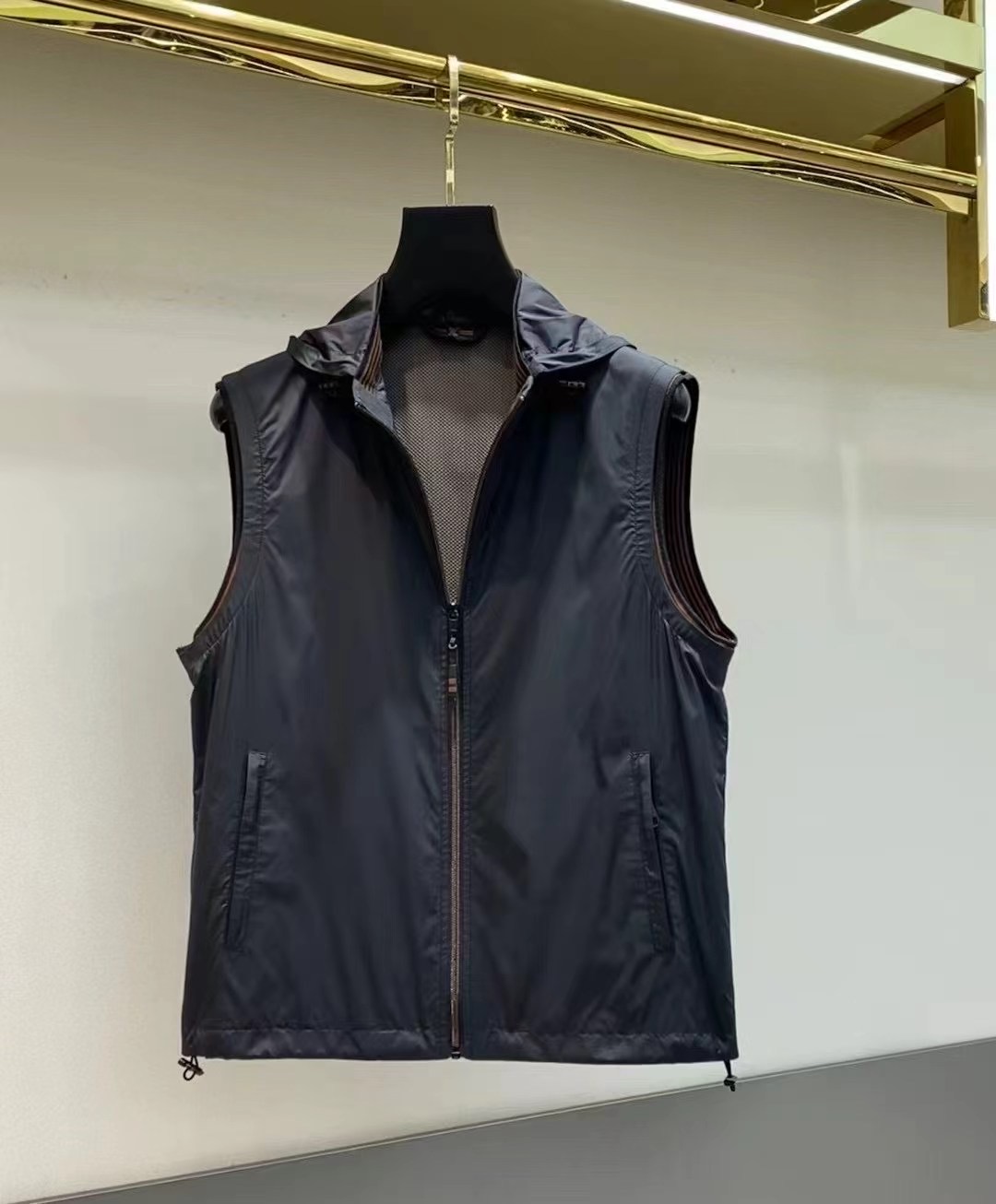 NO:124239,【Jenia】Simple spring. Vest, jacket, windbreaker, noble high-level order, high-standard customization, very stylish, classic and versatile, customer-supplied hardware, each with a unique logo, any fashion can be matched in winter, a true top order, the style is also very good, slim fit, highly recommended. 175 140 catties wear L, maximum wear about 190 catties. It is recommended to report height and weight code. M-3XL.,,zegna, jackets & coats,alexander wang19860909【 杰尼亚】春季简约.马甲 夹克 风衣贵族高级别要求订单 高标准定制　上身非常有型 经典百搭 客供五金 每颗都有独特logo 冬季任何时装都可以搭配　真正的顶级订单 版型上也是非常的好 修身版型 强烈推荐.175 140斤穿L 最大穿190斤左右 .建 议报身高体重配码 .M-3XL.,,zegna,jackets & coats,alexander wang,Men's clothing